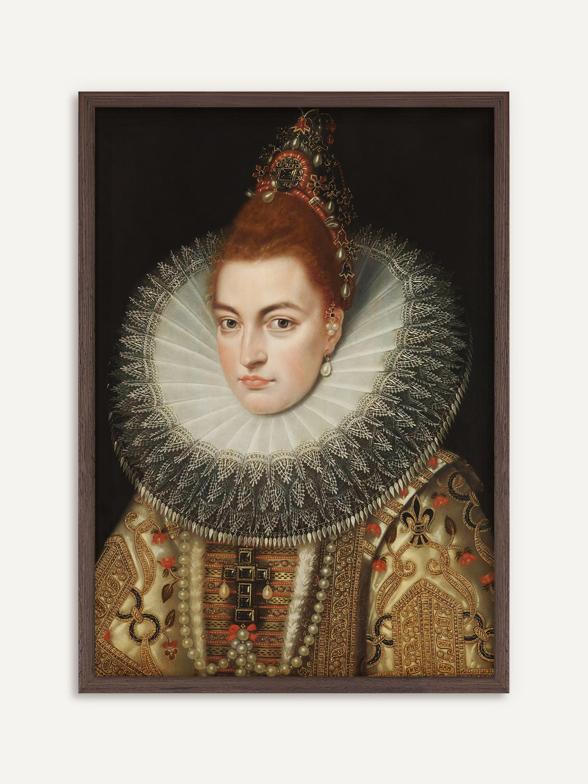 Poster mit einer rothaarigen Dame in ausladender Spitzenkrause, die Perlenschmuck und ein prachtvoll besticktes Gewand mit Kreuzanhänger trägt. Der Rahmen aus dunklem Holz vertieft die feierliche Dark-Academia-Stimmung. #Rahmen_Dunkles Holz