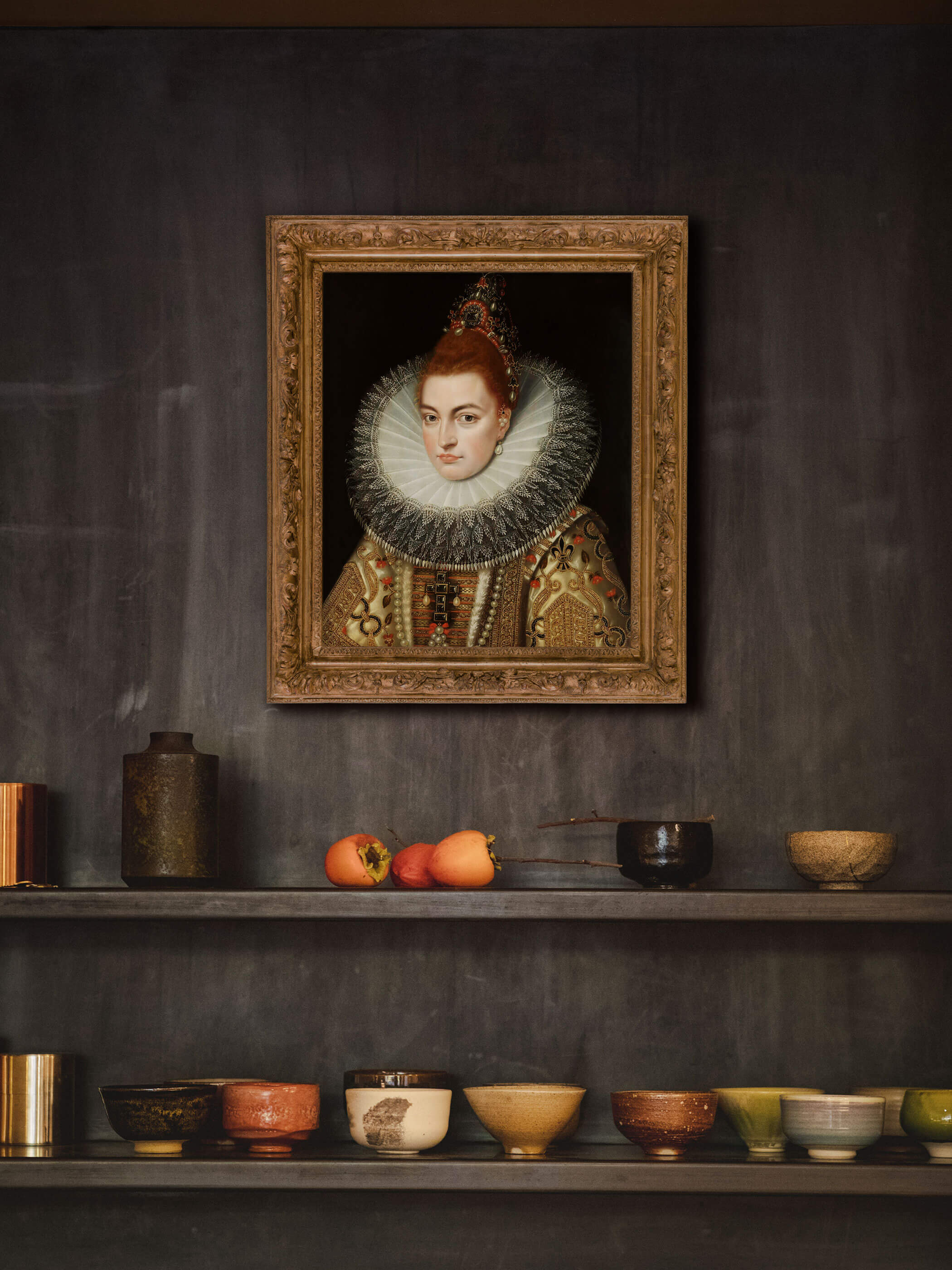 Barock-Portrait einer Erzherzogin in prunkvollem Rahmen auf einem dunklen Regal, umgeben von dekorativen Keramikstücken. Das Gemälde zeigt reiche Verzierungen mit Perlen und Spitze. Perfekt für Dark Academia oder Barock-Stil-Dekor.