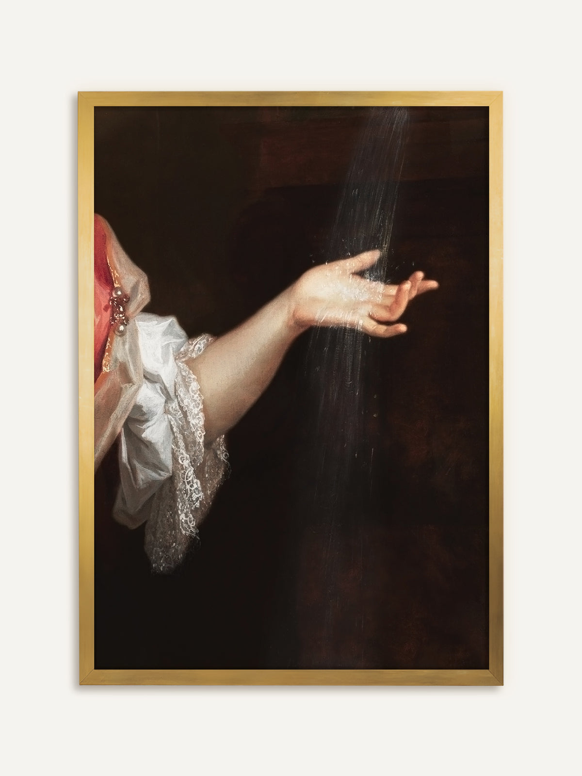 Kunstdruck mit einer zarten Frauenhand, die vor tiefbraunem Grund in einen feinen Wasserstrahl greift, am Arm weiße Spitze und ein korallenroter Ärmel. Der goldene Rahmen lässt das Motiv wie ein kostbares Fundstück erscheinen. #Rahmen_Gold