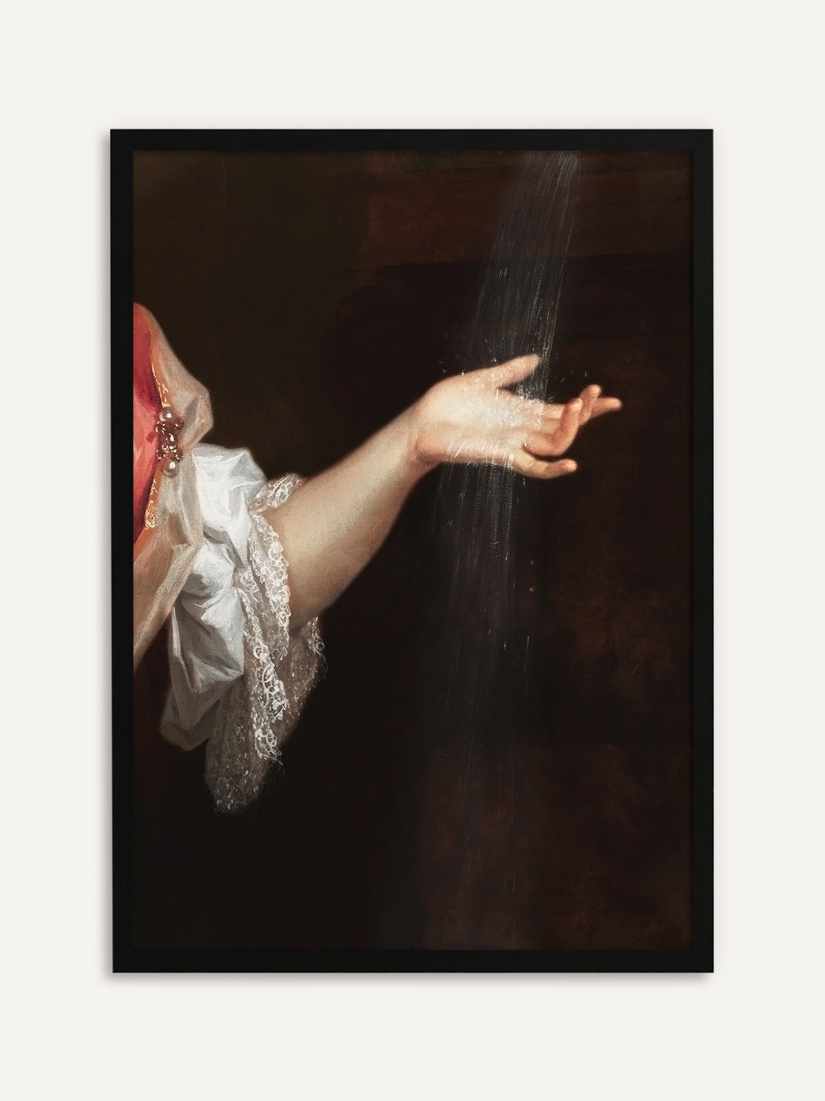 Vintage-Poster mit einer zarten Frauenhand, die vor tiefbraunem Grund in einen feinen Wasserstrahl greift, am Arm weiße Spitze und ein korallenroter Ärmel. Mit schwarzem Rahmen wird das moody Motiv besonders klar und modern. #Rahmen_Schwarz