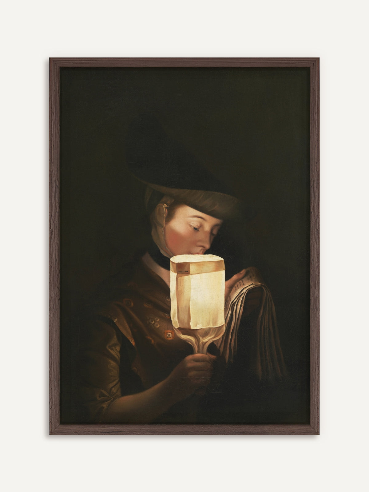Wandbild, das eine Frau mit dunklem Hut und braunem Kleid zeigt, die im Dunkeln ein Blatt Papier liest, ihr Gesicht vom Licht einer Laterne in ihrer Hand angestrahlt. Der Rahmen aus dunklem Holz macht das Poster zum stillen Mittelpunkt einer Dark-Academia-Wand. #Rahmen_Dunkles Holz