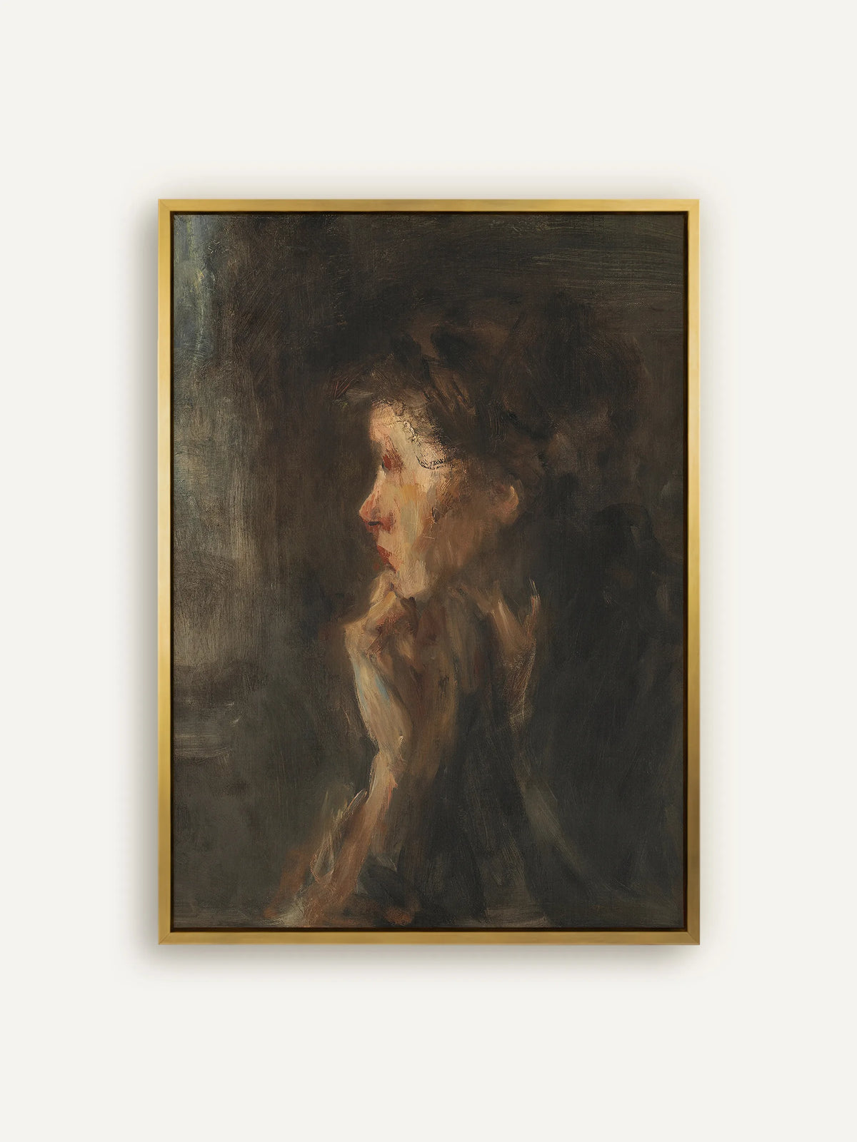 Vintage Leinwandbild nach Jozef Israëls: Frau im Profil mit Kinn auf der Hand, warmes Licht im Gesicht vor dunklem Grund in Braun und Oliv, im goldenen Schattenfugenrahmen aus Holz #Rahmen_Gold