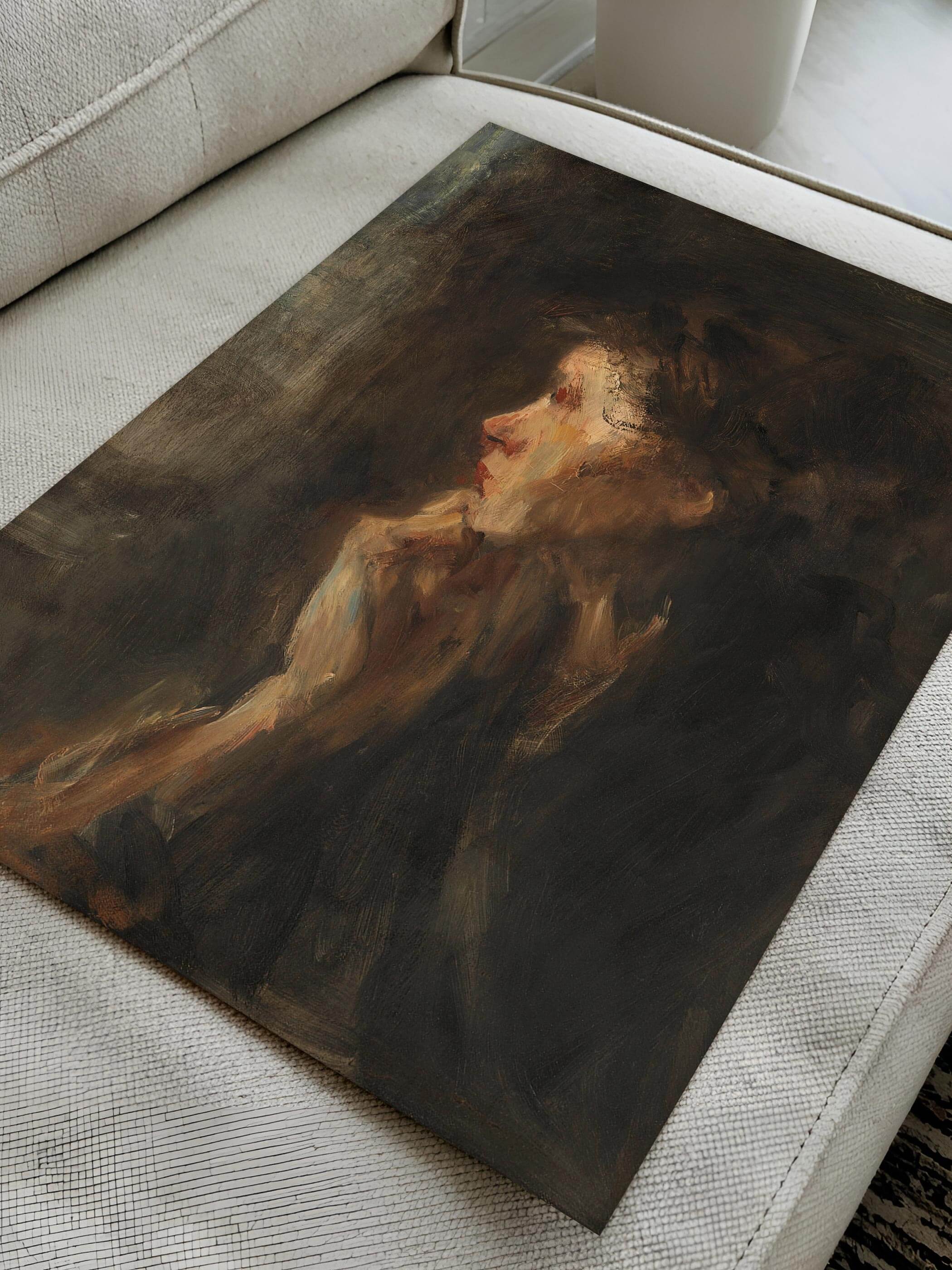 Nahaufnahme eines melancholischen, impressionistischen Porträts einer Frau im Profil, in nachdenklicher Pose gemalt. Der Kunstdruck zeigt weiche, dunkle Pinselstriche mit subtilen Farbakzenten, passend zur modernen oder klassischen Einrichtung