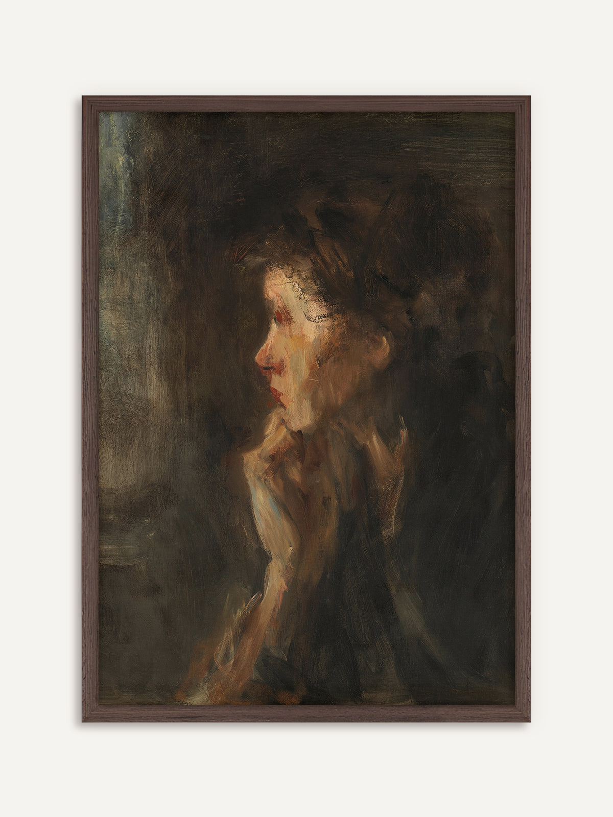 Poster mit dem Profil einer nachdenklichen Frau, deren Gesicht in warmem Licht aus verschwommenen Erdtönen auftaucht. Der Rahmen aus dunklem Holz unterstreicht die melancholische Dark-Academia-Stimmung. #Rahmen_Dunkles Holz