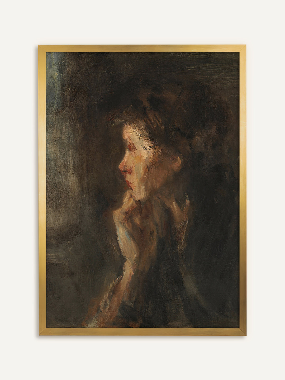 Kunstdruck mit dem Profil einer nachdenklichen Frau, deren Gesicht in warmem Licht aus verschwommenen Erdtönen auftaucht. Der goldene Rahmen verleiht dem stillen Porträt den Charakter eines alten Ölgemäldes. #Rahmen_Gold