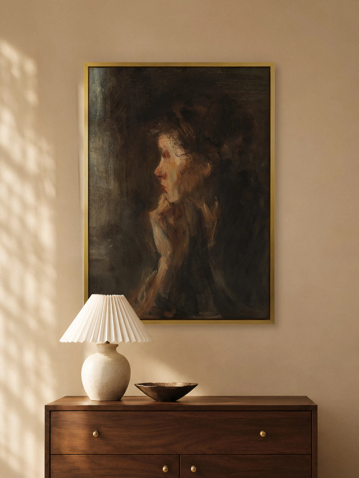 Vintage Porträt Leinwandbild im goldenen Rahmen über einer Kommode aus Nussbaum mit plissierter Tischlampe aus Keramik und Schale