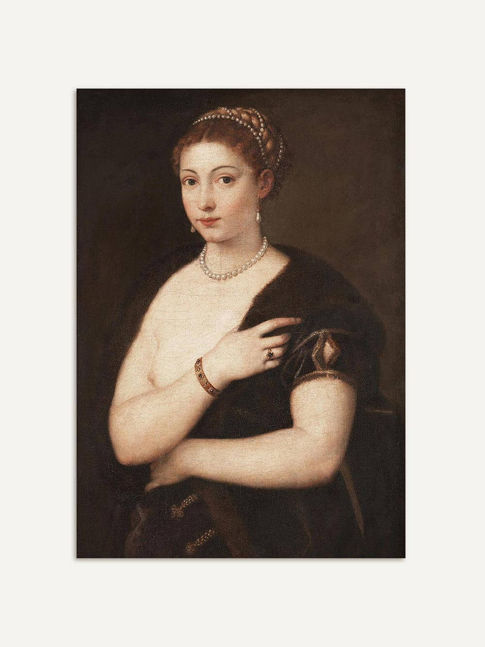 Porträt einer Renaissance-Frau mit Perlenkette und dunklem Umhang vor braunem Hintergrund. Der Kunstdruck strahlt Ruhe und Eleganz aus und eignet sich ideal als stilvolles Wandbild.