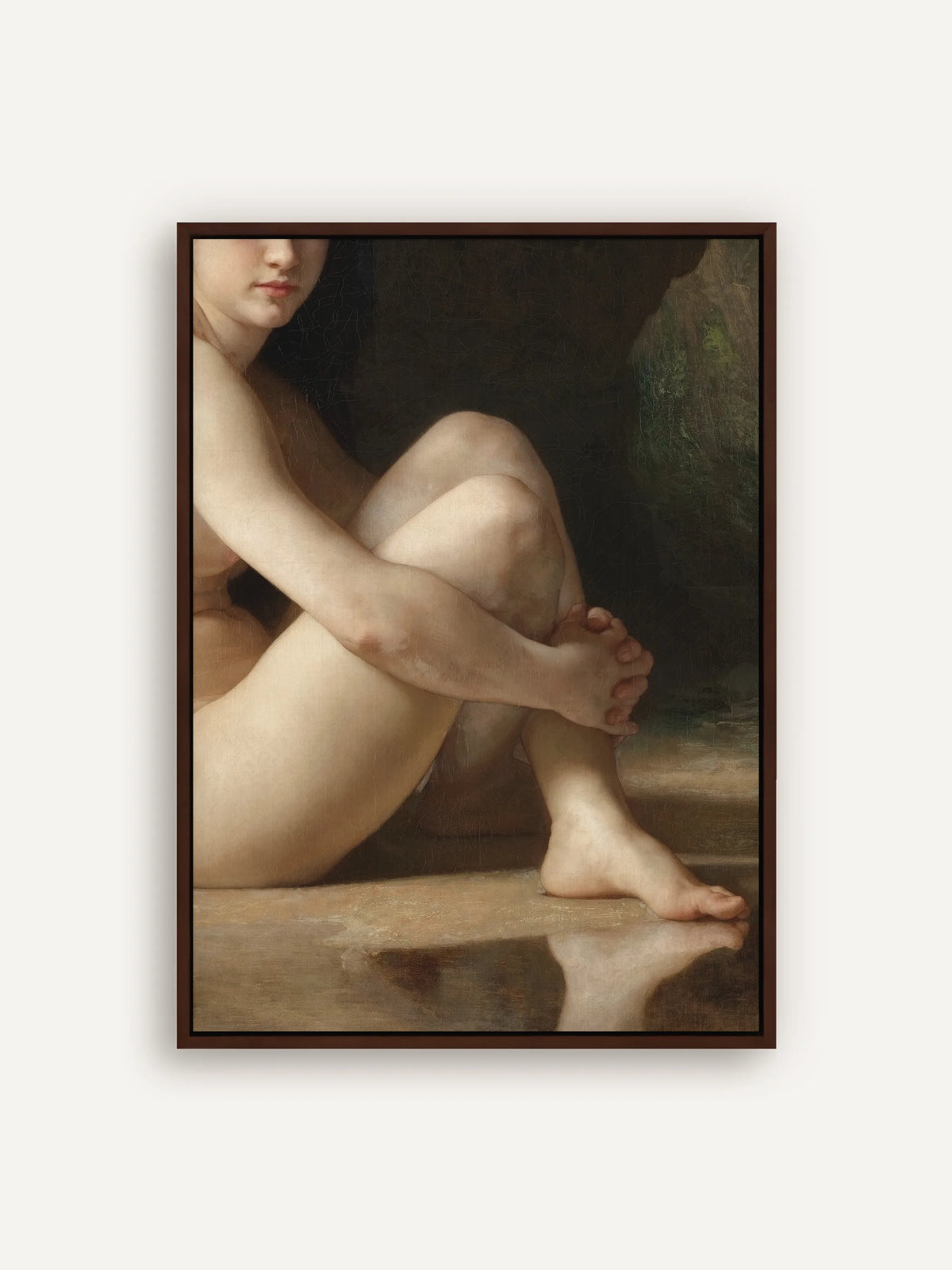 Klassisches Leinwandbild nach Bouguereau: sitzende Badende am Wasser, die Arme um das angezogene Knie gelegt, vor einer dunklen Felsgrotte, im braunen Schattenfugenrahmen aus Holz #Rahmen_Braun