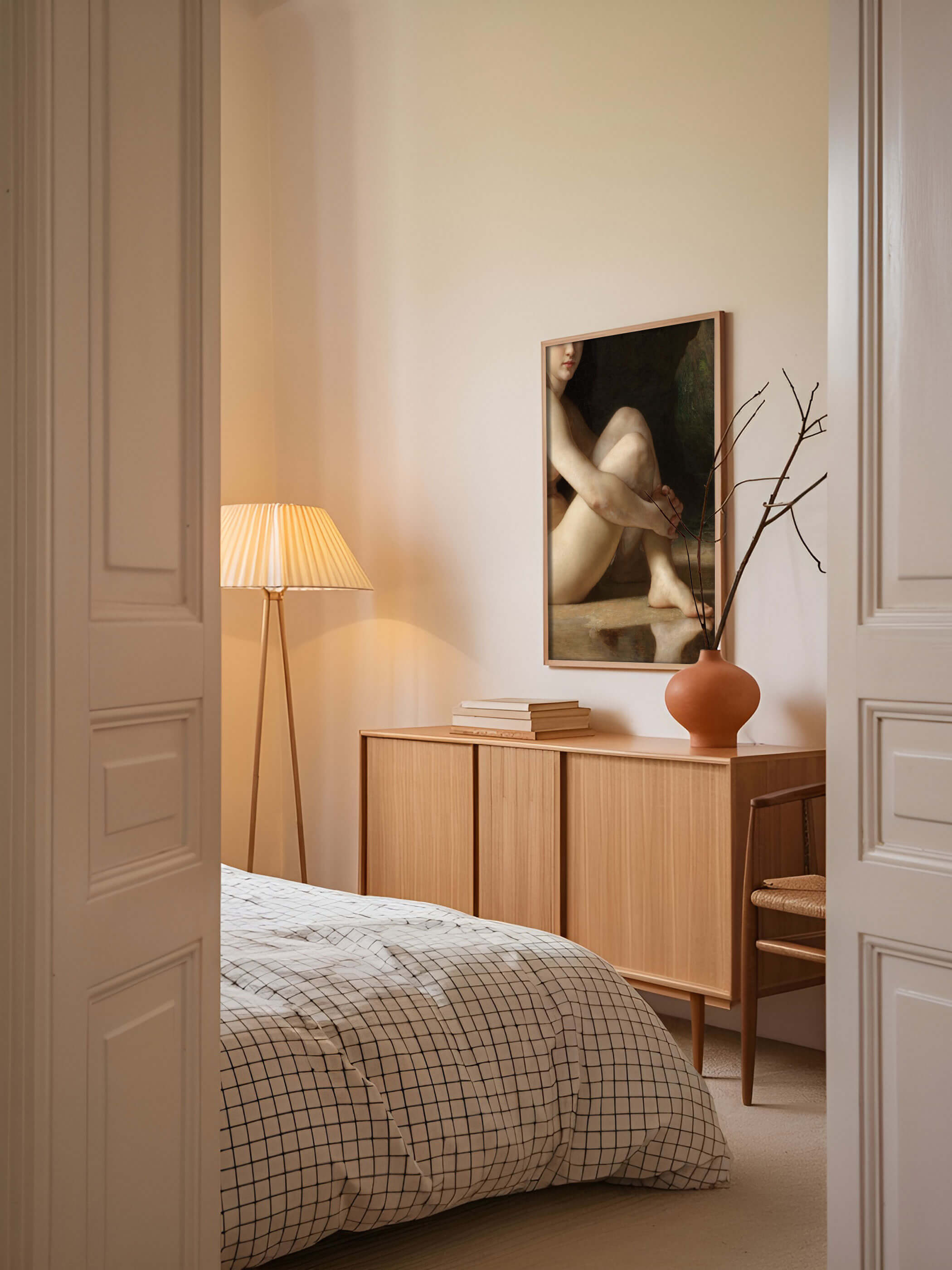 Kunstdruck mit einem Ausschnitt aus Bouguereaus 'Seated Bather', im Schlafzimmer dekorativ über einem Holzschrank platziert. Klassische Kunst trifft modernes Design.