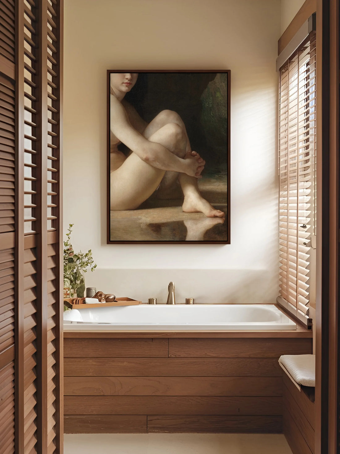 Klassischer Akt als Leinwandbild im braunen Rahmen über einer Badewanne mit Holzverkleidung, daneben Fensterläden und Jalousie aus Holz