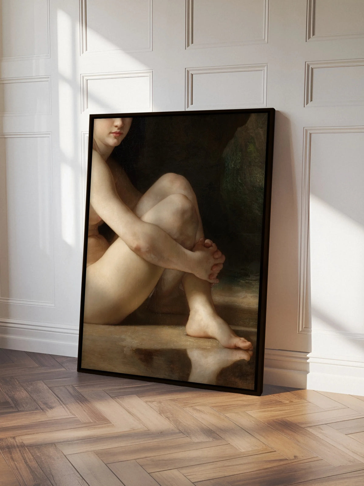 Leinwandbild nach Bouguereau im schwarzen Rahmen vor einer weißen Kassettenwand auf Fischgrätparkett aus Eiche im warmen Sonnenlicht