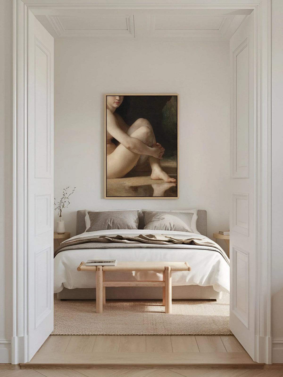 Leinwandbild Sitzende Badende im naturfarbenen Rahmen über einem Bett mit grauer Bettwäsche im hellen Altbau Schlafzimmer mit Holzbank