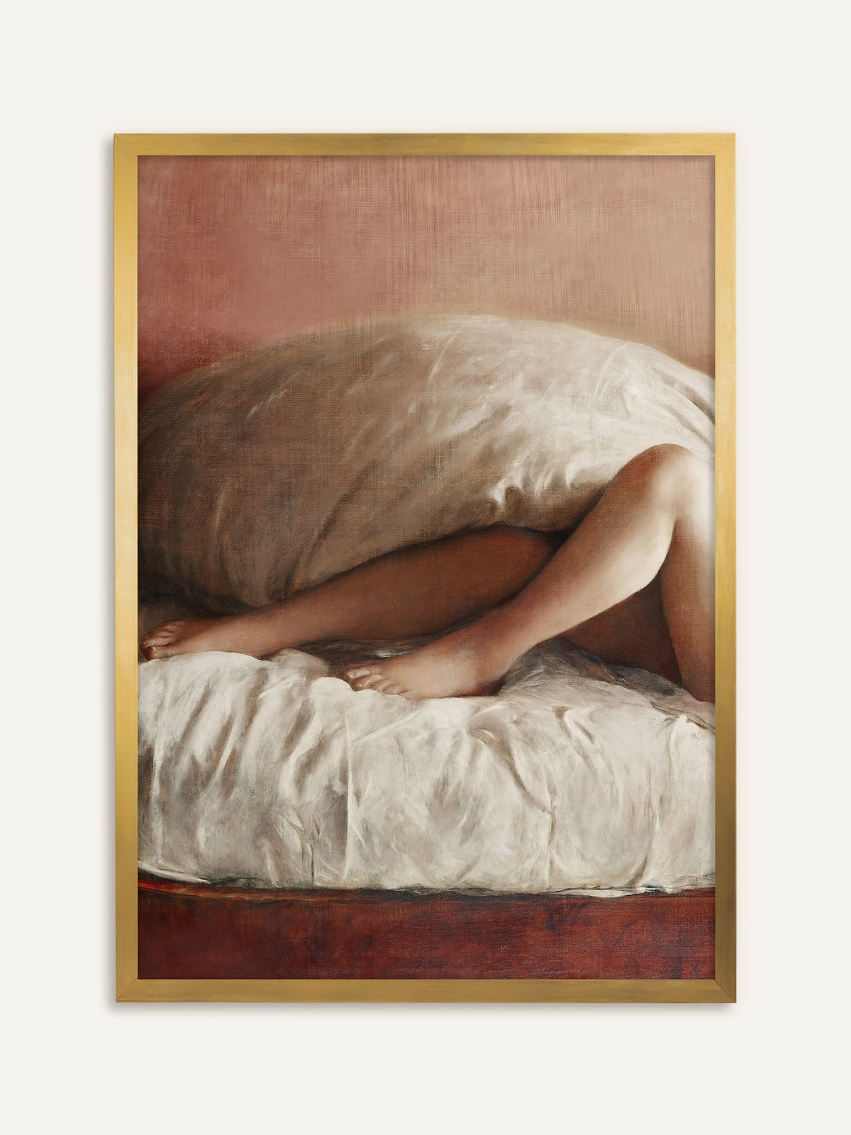 Poster, das die nackten Beine einer liegenden Frau zeigt, die unter einem großen hellen Kissen hervorragen und vor einer roséfarbenen Wand auf einem zerknitterten weißen Laken ruhen. Im goldenen Rahmen wirkt der Kunstdruck warm und antik. #Rahmen_Gold