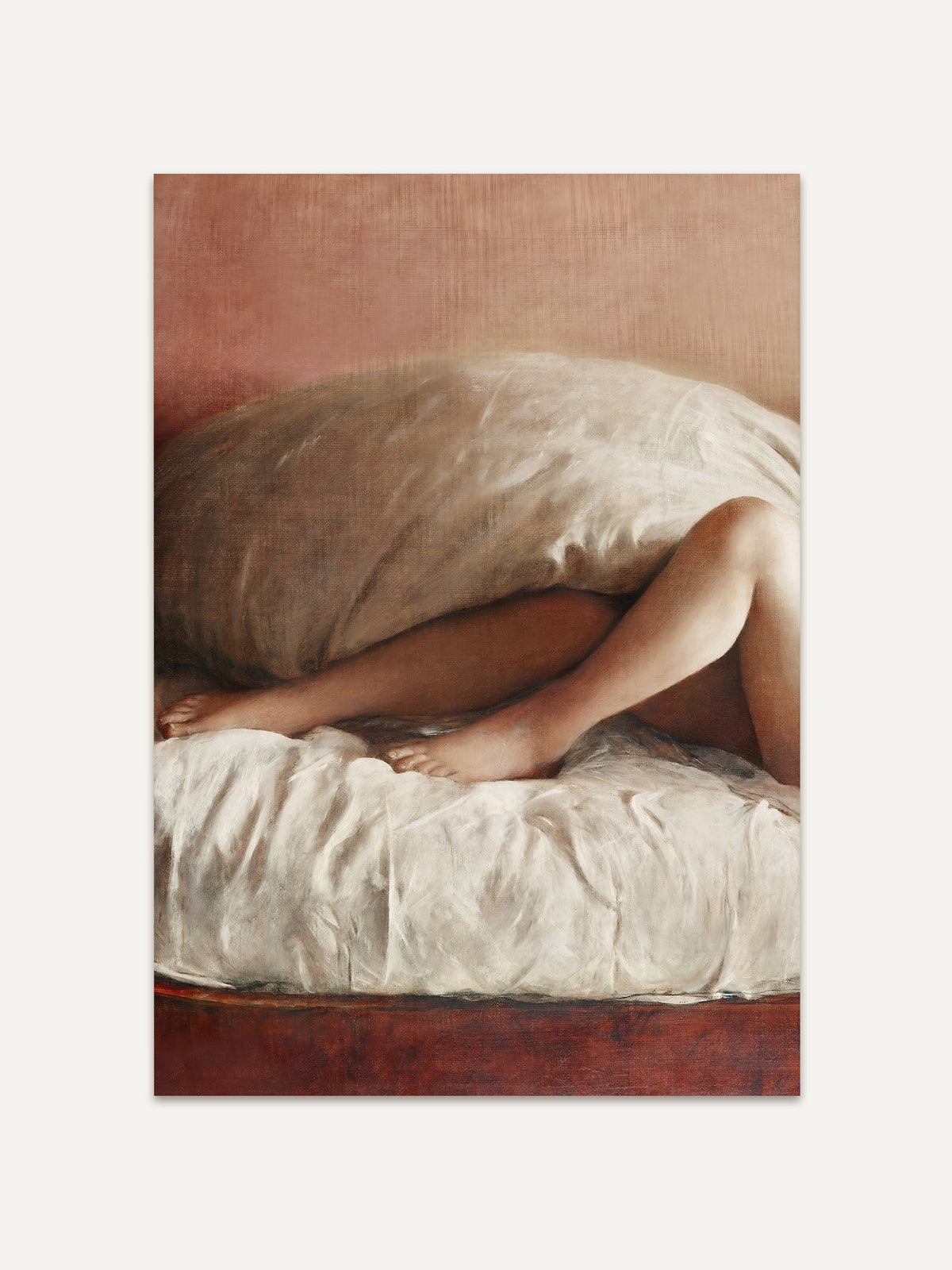 Vintage Poster einer liegenden Frau auf einem weichen Kissen, mit nackten Beinen, die leicht angewinkelt sind. Der Hintergrund in zarten Beige- und Rosatönen unterstreicht die sanfte Atmosphäre des Gemäldes. #Rahmen_Ohne Rahmen