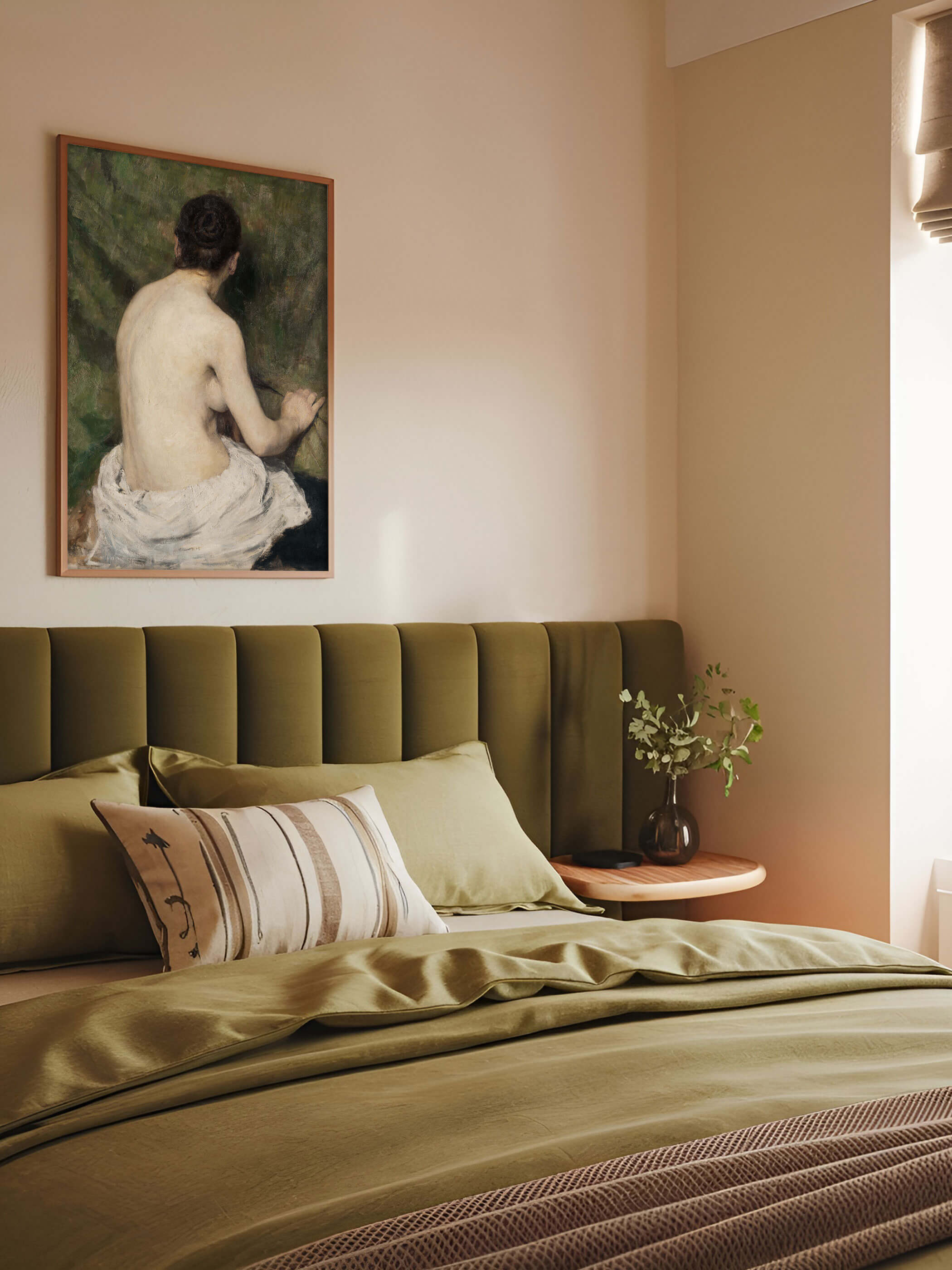 Klassischer Kunstdruck eines weiblichen Rückakts über einem olivgrünen Kopfteil im Schlafzimmer, schafft eine ruhige, harmonische Atmosphäre.