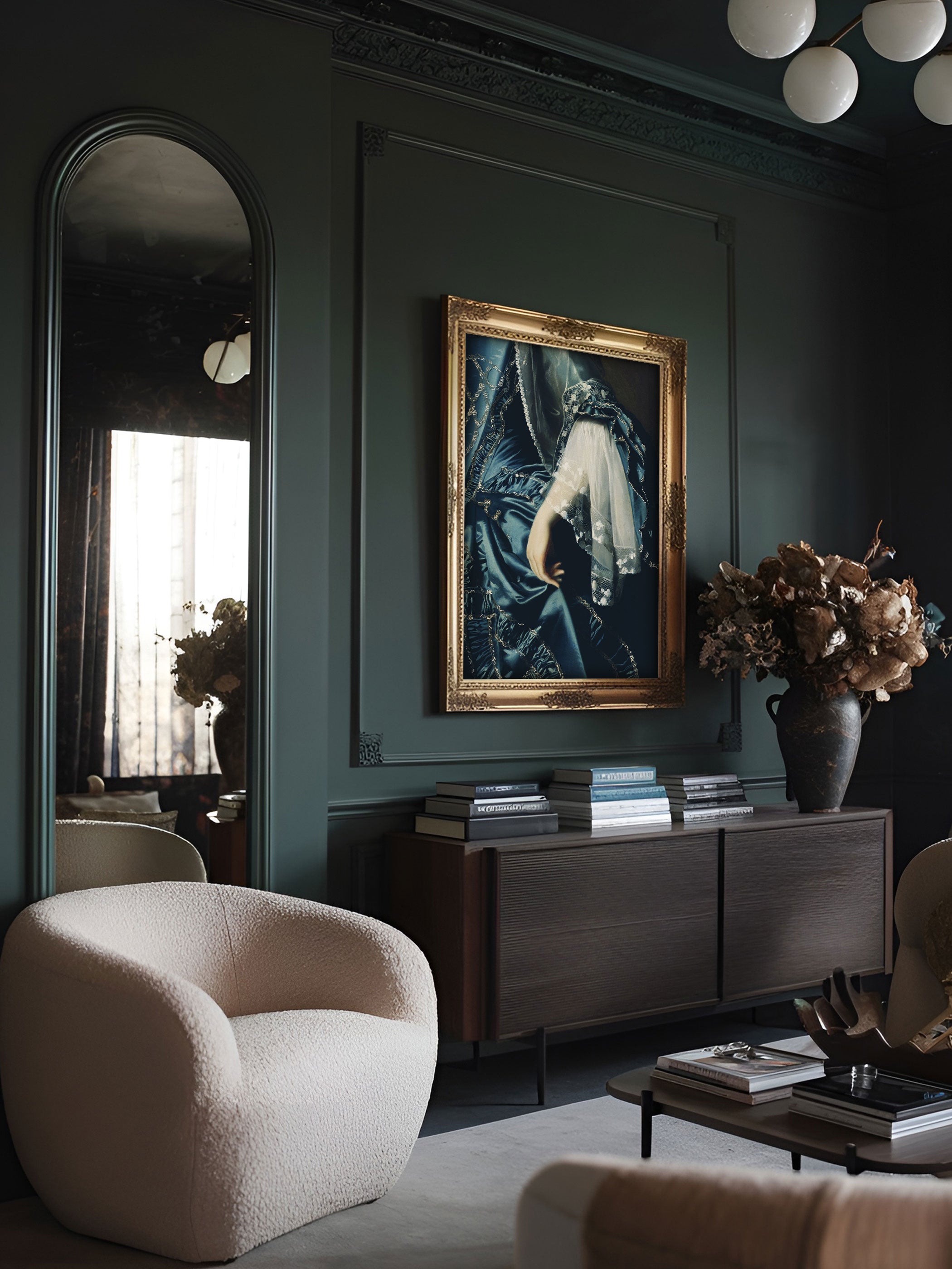 Viktorianisches Porträt im goldenen Rahmen, das eine blaue Seidenrobe und einen Spitzenärmel zeigt, aufgehängt in einem luxuriösen Wohnzimmer mit dunkler Wand und modernen Möbeln.
