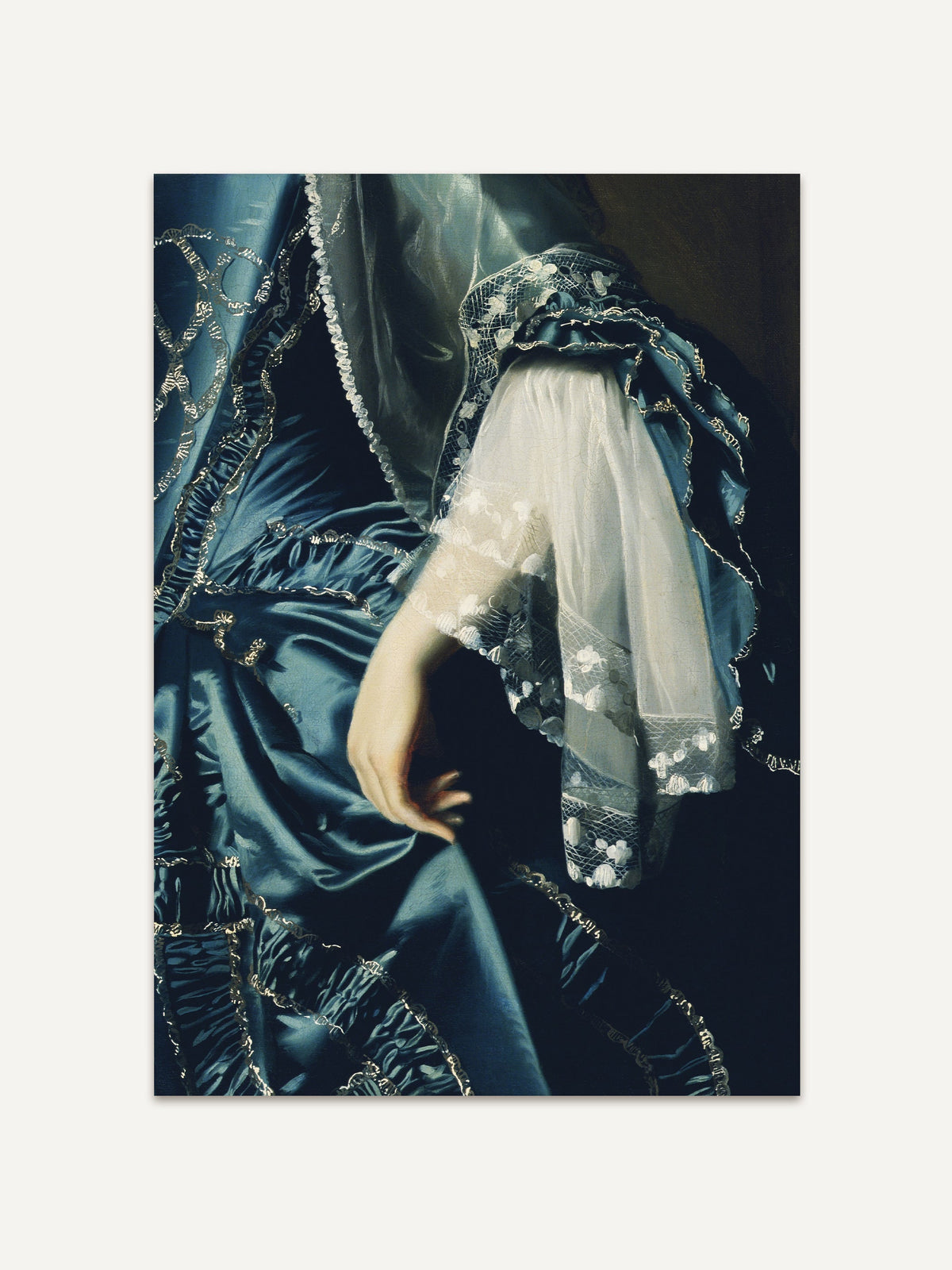 Poster eines viktorianischen Porträts, das eine Frau in einer luxuriösen blauen Seidenrobe mit aufwendigen Verzierungen und einem Spitzenärmel zeigt, ihre Hand ruht sanft auf dem Kleid. #Rahmen_Ohne Rahmen