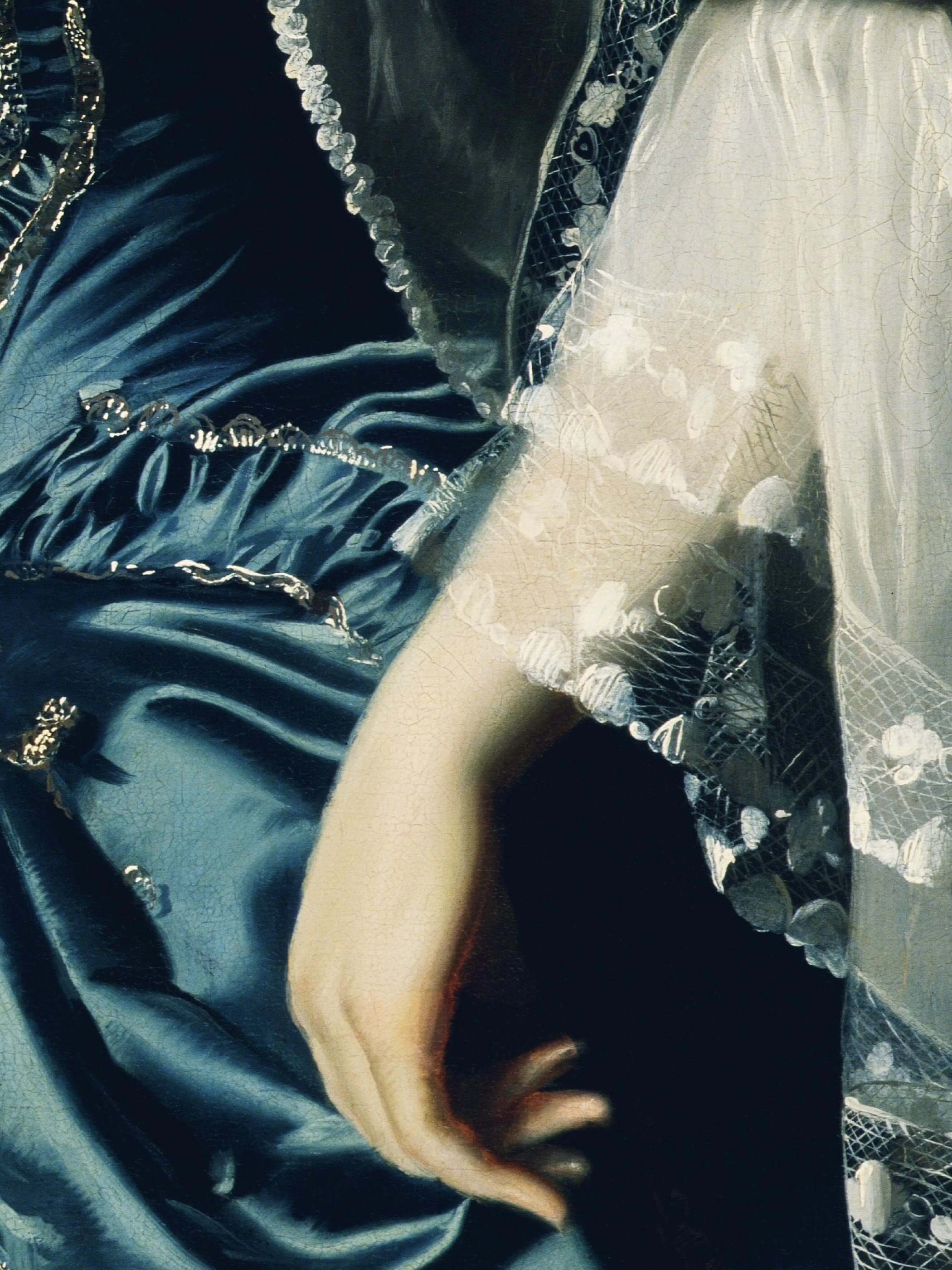 Nahaufnahme eines Poster das eine Hand zeigt, die in eine kunstvoll verzierte blaue Seidenrobe gehüllt ist, mit einem eleganten weißen Spitzenärmel im viktorianischen Stil.