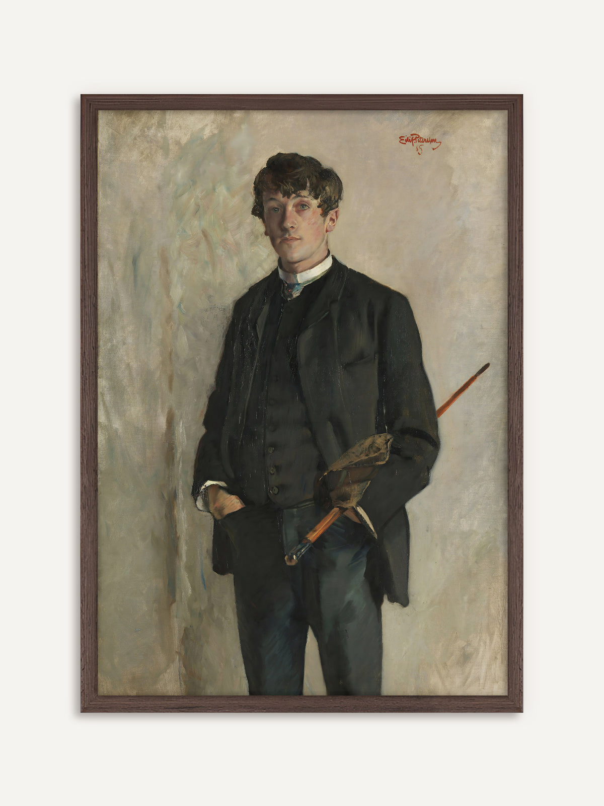Wandbild, das einen jungen Mann mit dunklen Locken in schwarzem Anzug und Weste zeigt, der vor einer hellen Wand steht, eine Hand in der Tasche, in der anderen Schirm und Mütze. Der Rahmen aus dunklem Holz passt zum Anzug und unterstreicht die Dark-Academia-Stimmung des Posters. #Rahmen_Dunkles Holz