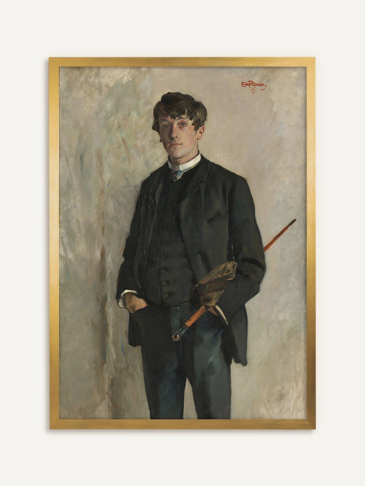 Poster, das einen jungen Mann mit dunklen Locken in schwarzem Anzug und Weste zeigt, der vor einer hellen Wand steht, eine Hand in der Tasche, in der anderen Schirm und Mütze. Im goldenen Rahmen wirkt der Kunstdruck wie ein antikes Herrenporträt. #Rahmen_Gold