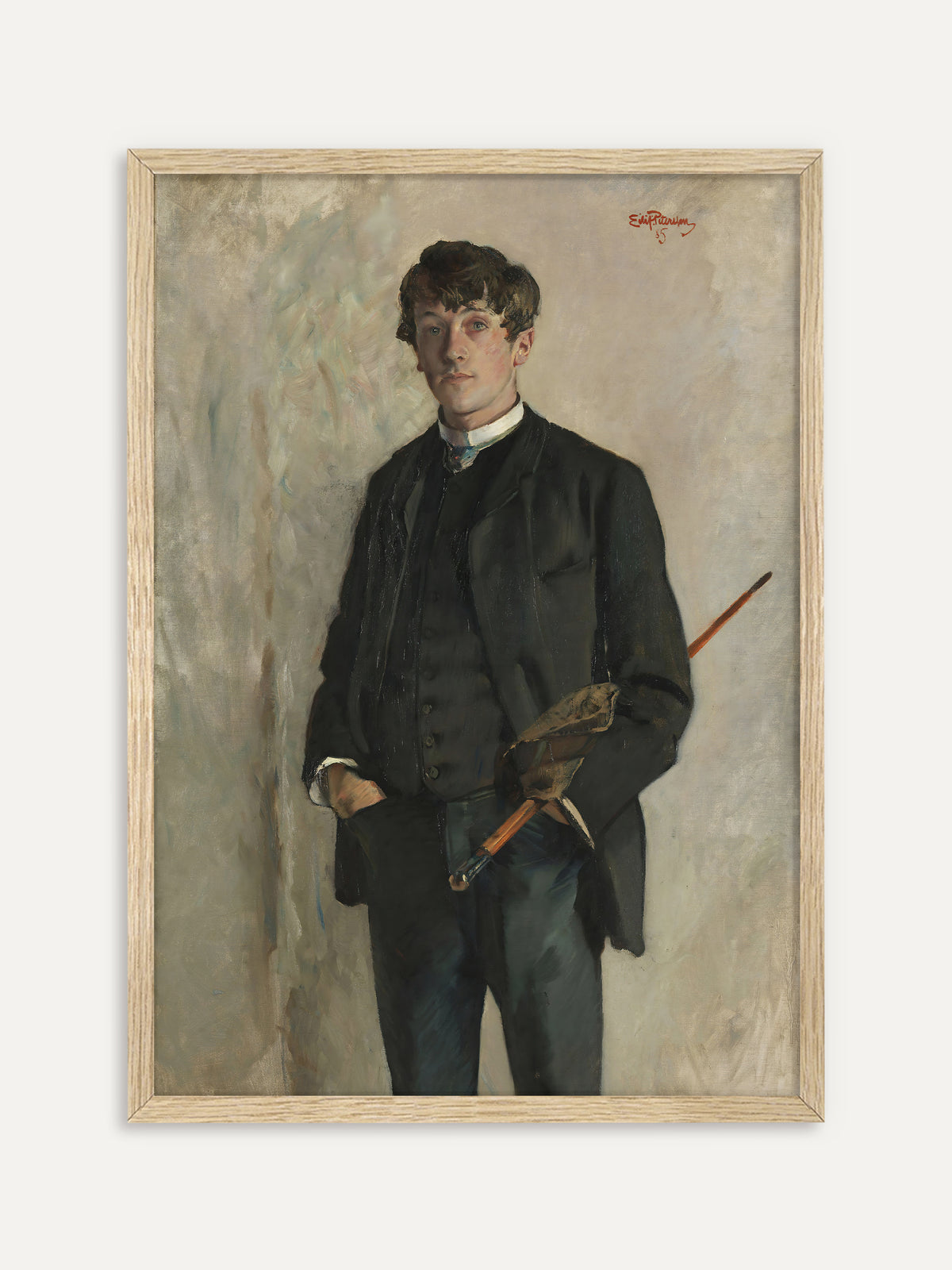 Ein junger Mann mit dunklen Locken steht in schwarzem Anzug und Weste vor einer hellen Wand, eine Hand in der Tasche, in der anderen Schirm und Mütze. Im Rahmen aus hellem Holz wirkt das Vintage-Porträt leicht und modern. #Rahmen_Helles Holz