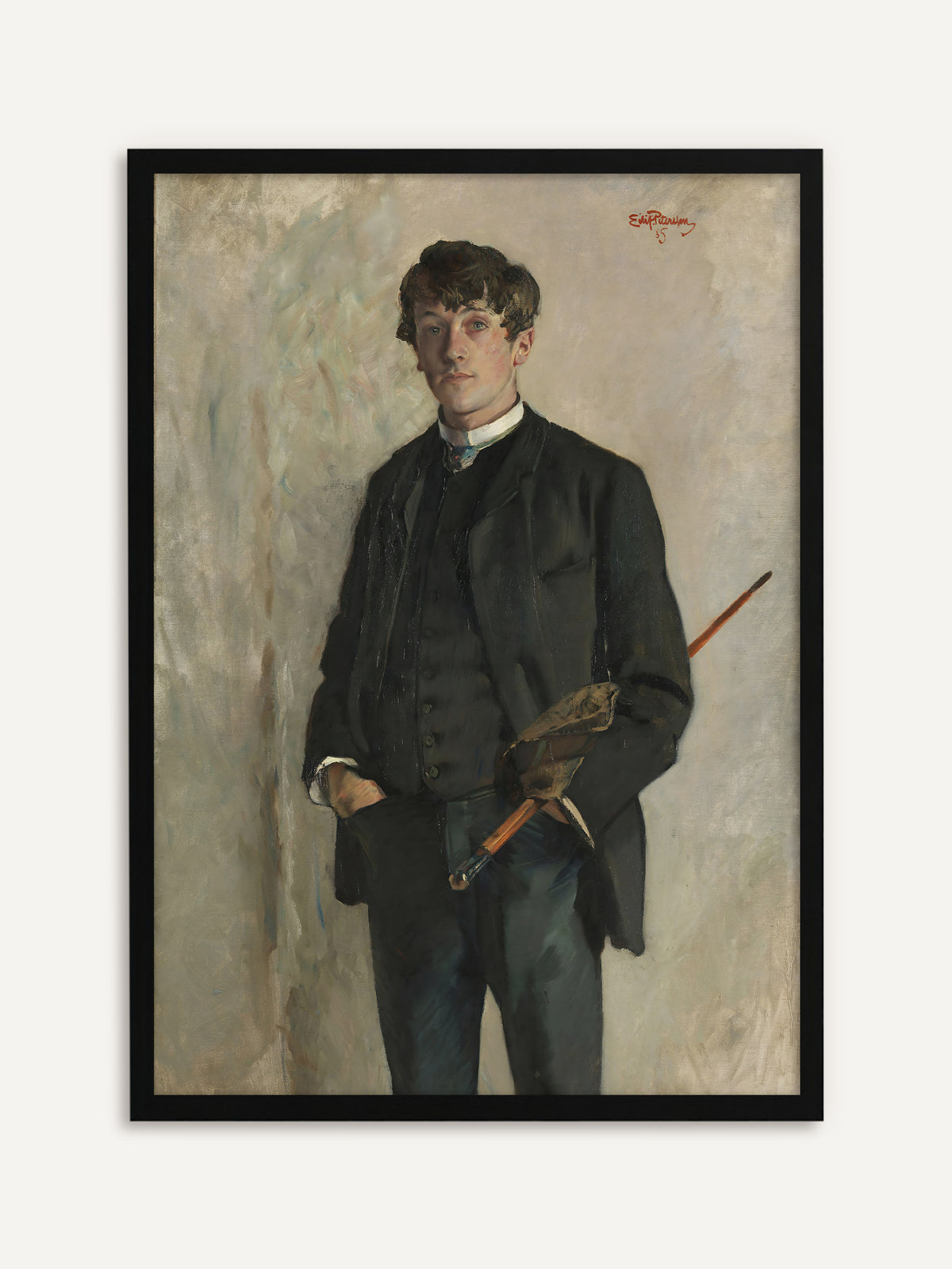 Gerahmtes Poster, das einen jungen Mann mit dunklen Locken in schwarzem Anzug und Weste zeigt, der vor einer hellen Wand steht, eine Hand in der Tasche, in der anderen Schirm und Mütze. Mit schwarzem Rahmen wird das Männerporträt zum klaren, grafischen Wandbild. #Rahmen_Schwarz