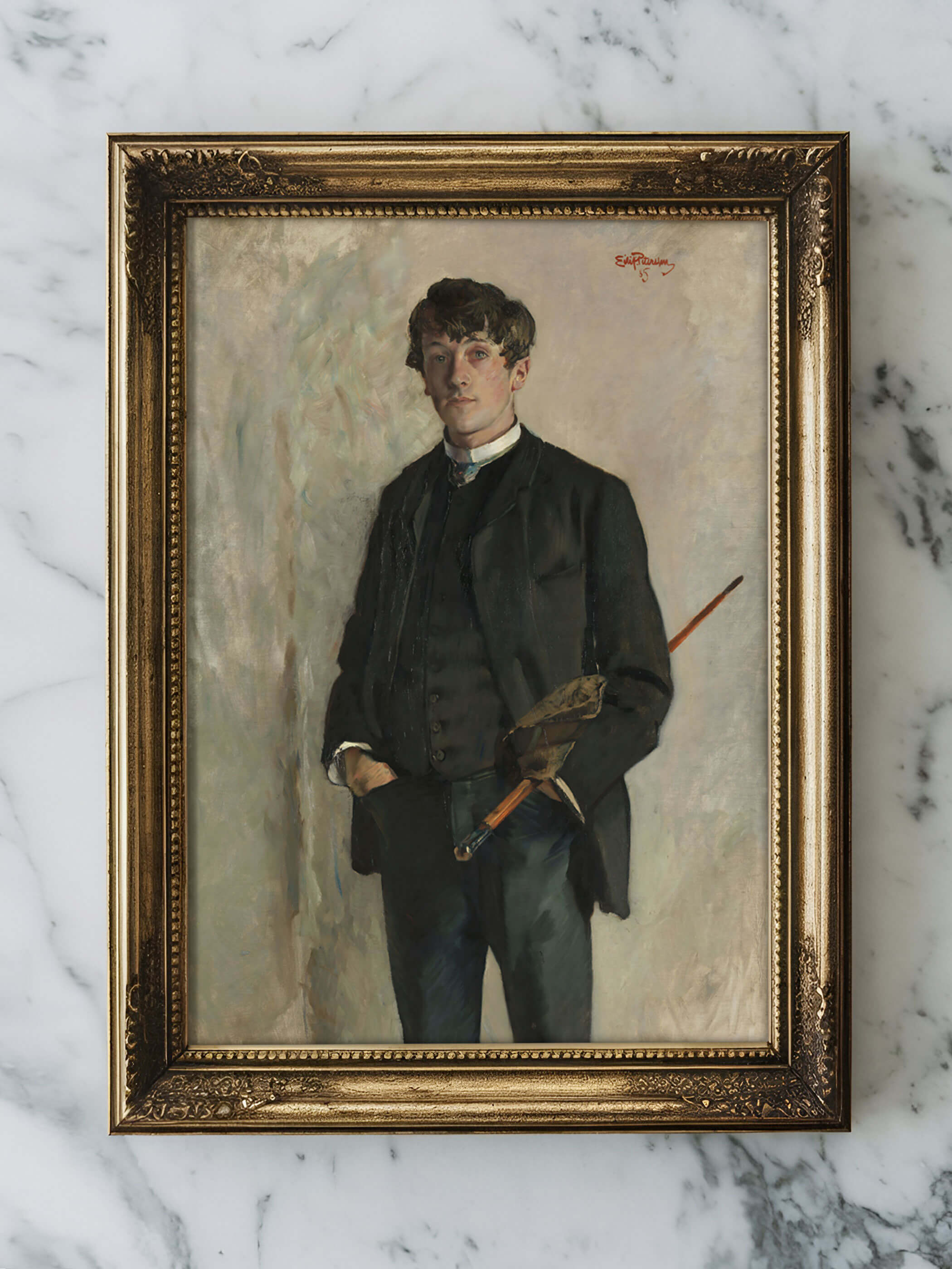 Antikes Männerportrait von Kalle in einem aufwendig verzierten goldenen Rahmen, elegant auf einem Marmortisch präsentiert. Die dunklen Farben des Gemäldes kontrastieren wunderschön mit dem hellen Marmorhintergrund.