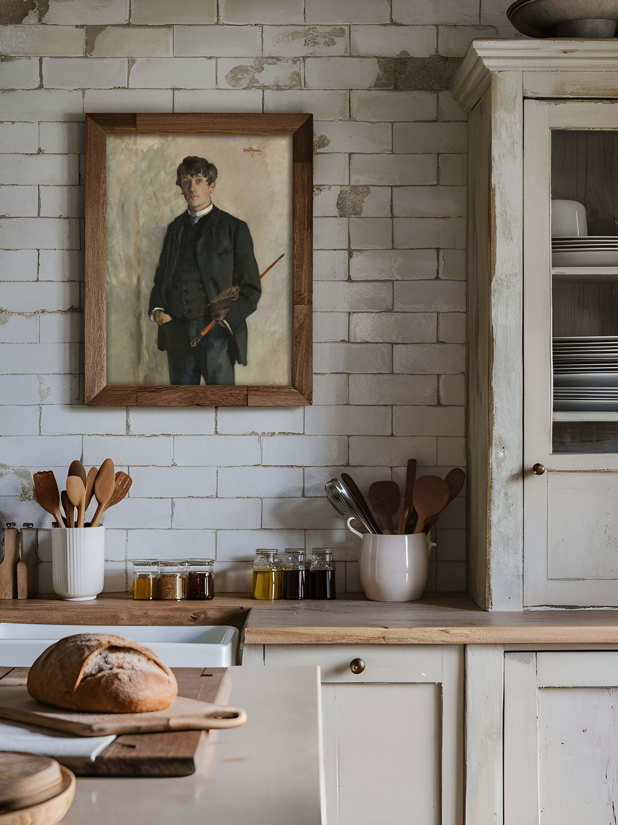 Vintage Portrait von Kalle in einem Holzrahmen, aufgehängt in einer rustikalen Küche mit weißen Fliesen. Der Kunstdruck fügt sich harmonisch in die ländliche Dekoration ein und verleiht der Küche einen nostalgischen Charme.