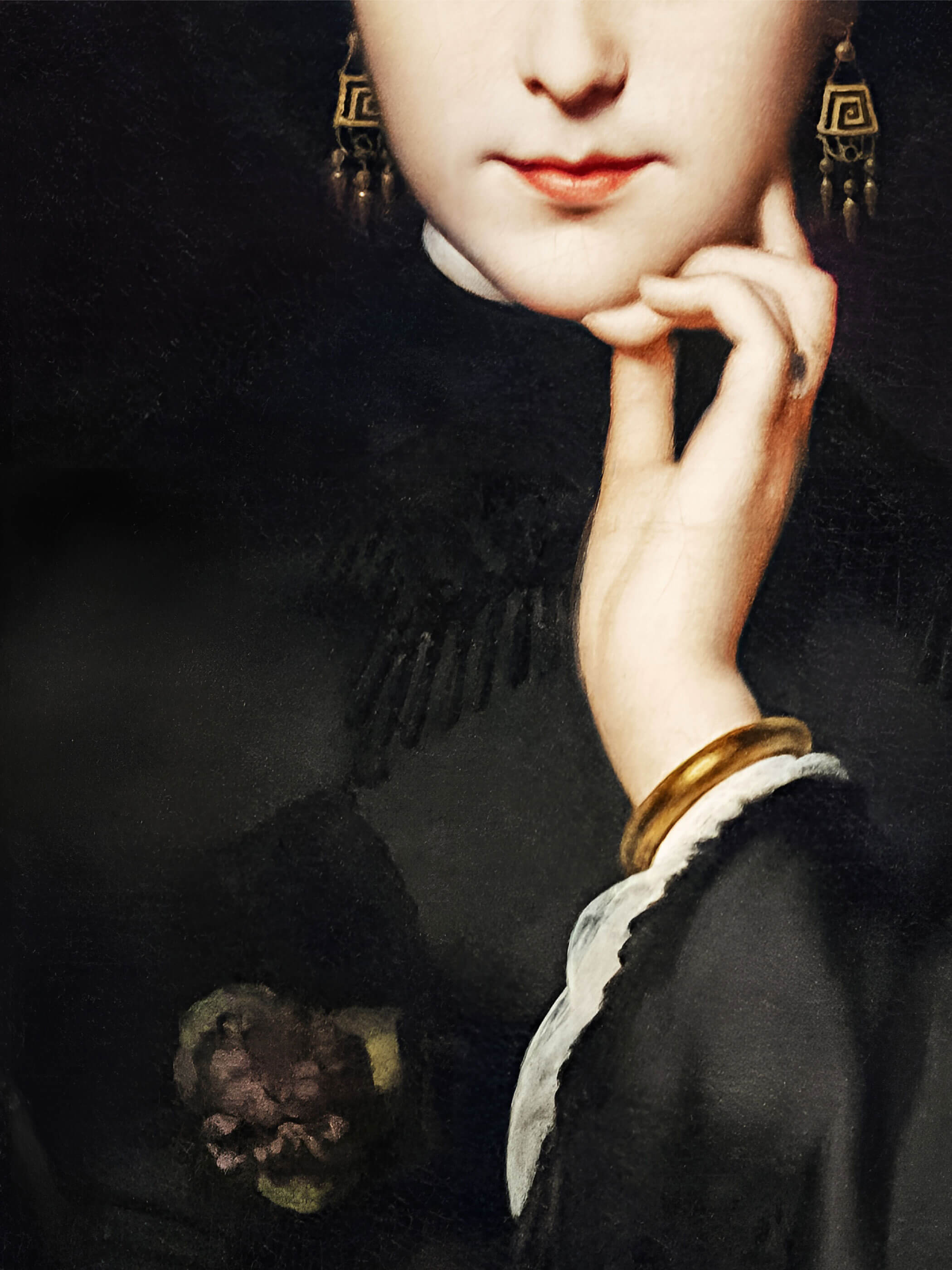 Detail eines viktorianischen Porträt Posters einer Frau in einem schwarzen Kleid. Der Fokus liegt auf ihrer Hand am Kinn, goldenen Ohrringen und einem Blumenakzent am Kleid. Die Pose strahlt Eleganz und Geheimnis aus.
