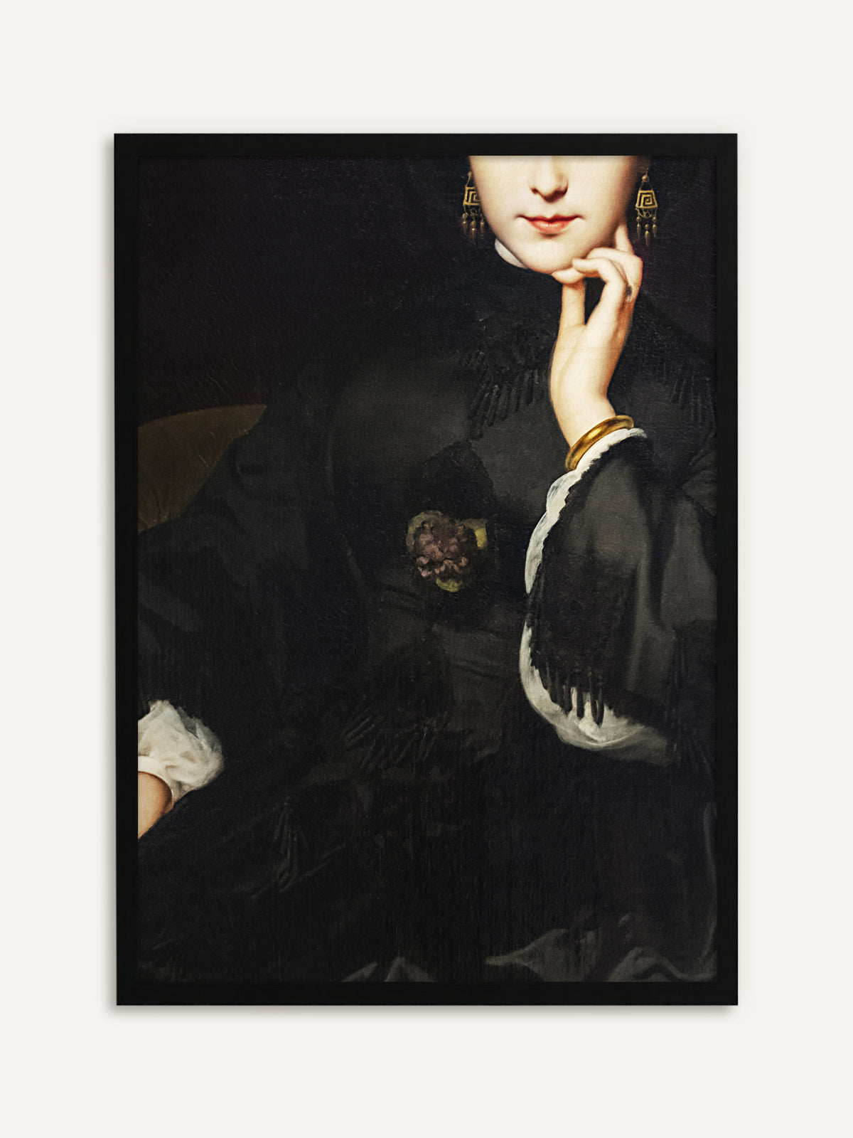 Gerahmtes Poster, das eine Frau in schwarzem Kleid mit Fransen zeigt, die das Kinn auf die Hand stützt und goldene Ohrringe, einen goldenen Armreif und ein Veilchensträußchen trägt, ihr Gesicht nur bis zur Nase sichtbar. Mit schwarzem Rahmen wird das moody Wandbild noch geschlossener und eleganter. #Rahmen_Schwarz
