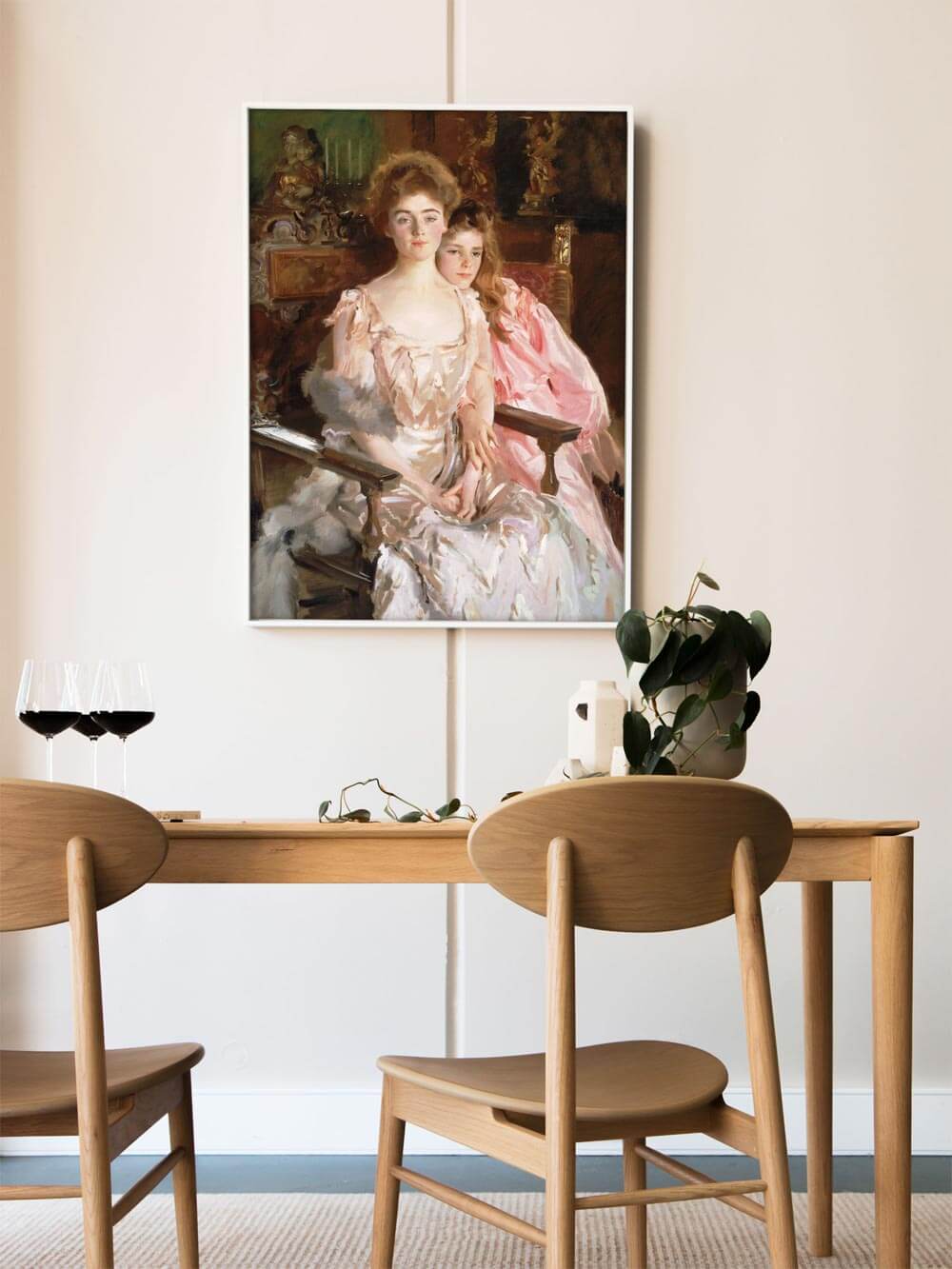 Stilvolles Esszimmer mit hölzernem Tisch und minimalistischem Dekor. An der Wand hängt ein viktorianisches Porträt zweier Frauen, das eine klassische Note in den Raum bringt.
