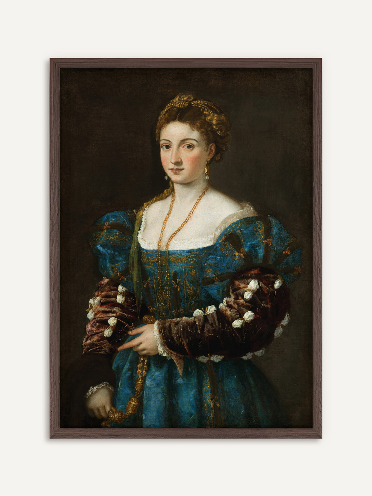Wandbild, das eine junge Frau mit geflochtenem rotblondem Haar zeigt, die vor dunklem Hintergrund ein blaues, goldbesticktes Kleid mit weinroten Samtärmeln, eine lange Goldkette und Perlenohrringe trägt. Der Rahmen aus dunklem Holz unterstreicht die Dark-Academia-Stimmung dieses gerahmten Posters. #Rahmen_Dunkles Holz