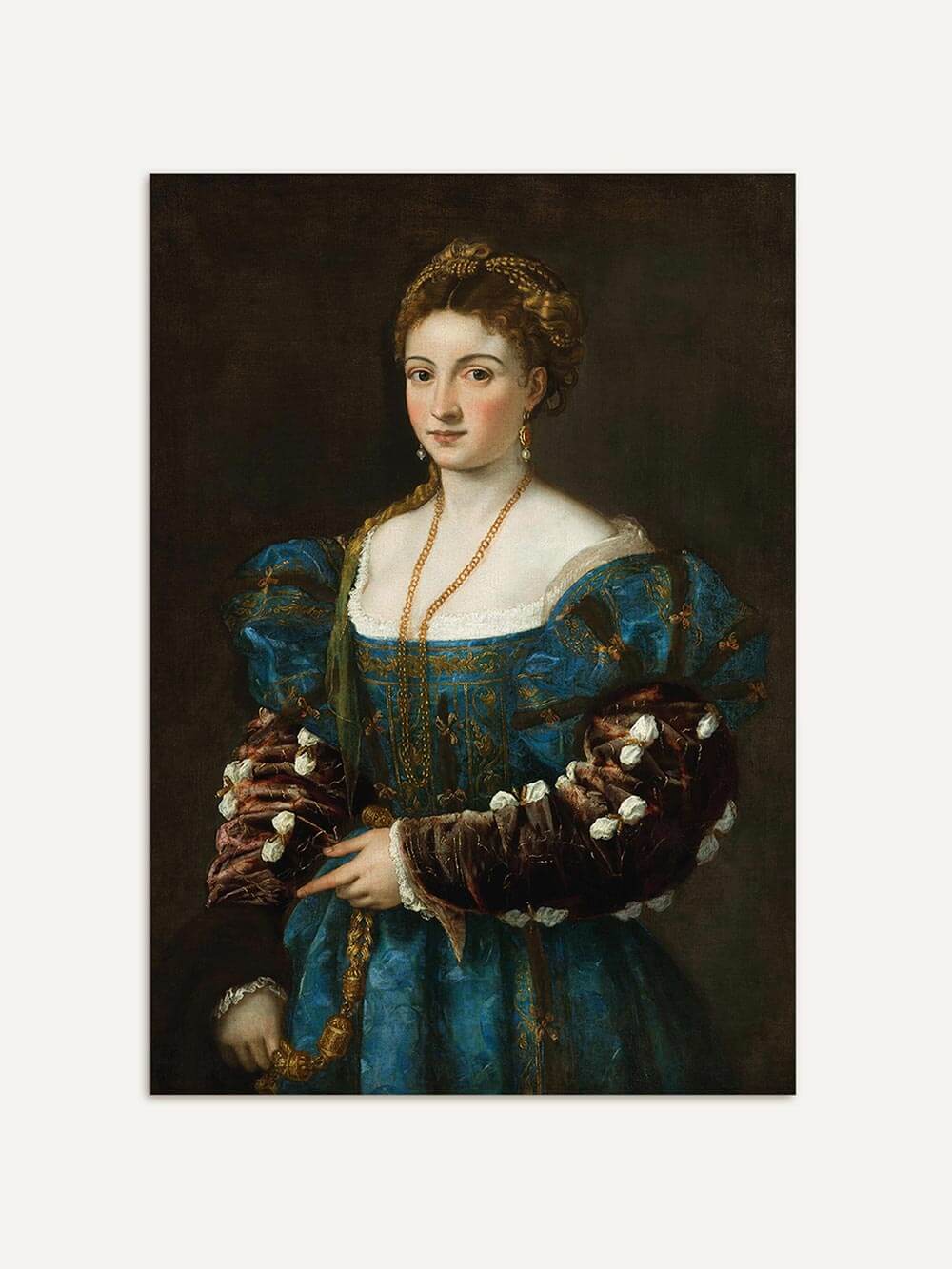 Renaissance-Porträt einer jungen Frau in reich besticktem blauen Kleid mit goldener Kette und Perlenohrringen. Klassischer Kunstdruck mit feinen Details und dunklem Hintergrund, ideal für elegante Wanddekoration.