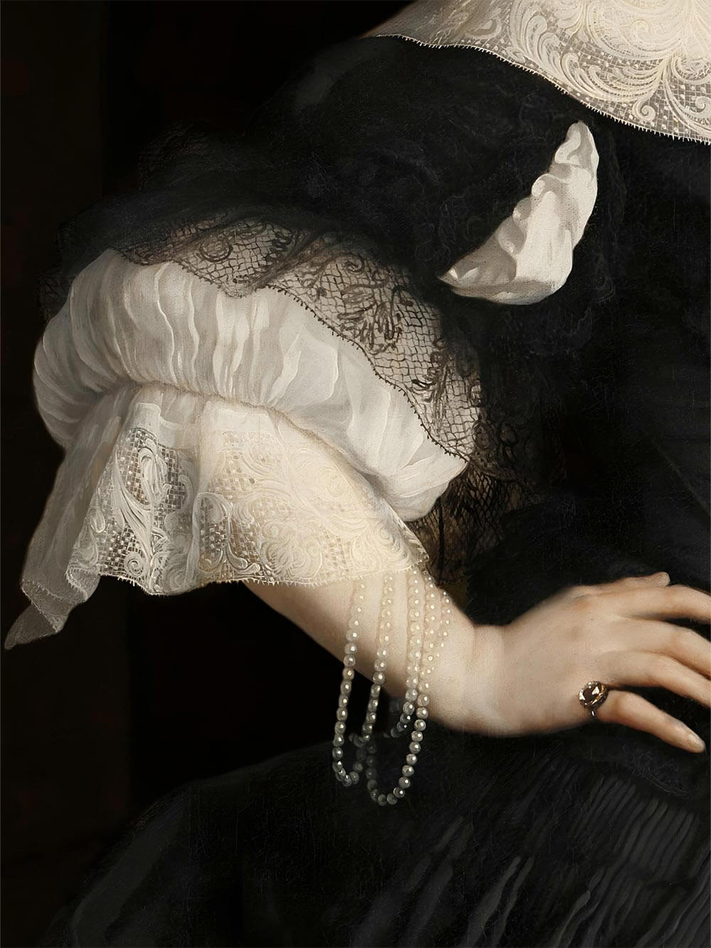 Nahaufnahme eines kunstvollen Barock-Porträts mit aufwendiger Spitze, zarten Perlen und einem goldenen Ring. Der dunkle Hintergrund und das weiche Licht erzeugen eine elegante, nostalgische Ästhetik im Vintage-Stil.