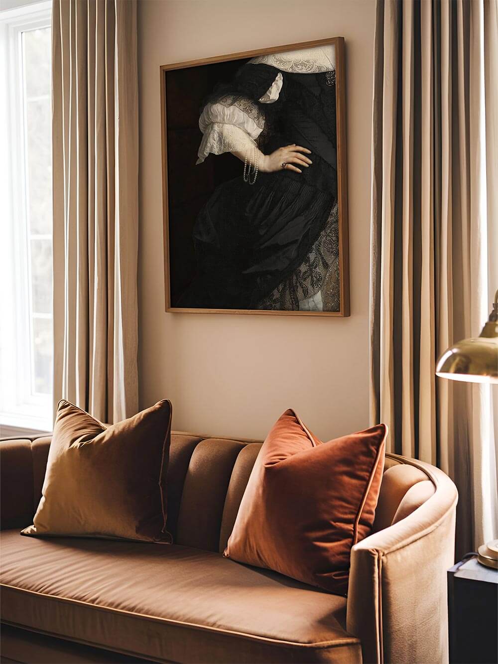 Eleganter Kunstdruck eines historischen Porträts, das einen schwarz gekleideten Arm mit feinen Spitzenmanschetten und Perlen zeigt, stilvoll über einem samtigen Sofa in einem warmen Interieur arrangiert. Perfekte Wanddekoration im Dark-Academia-Stil.