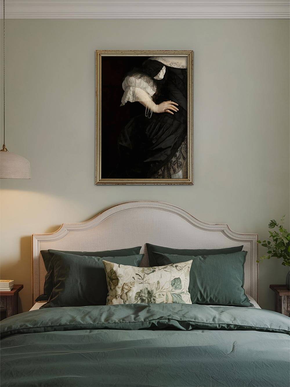 Edles Dark-Academia-Porträt als Wandkunst über einem klassisch eingerichteten Bett mit grüner Bettwäsche. Der Kunstdruck besticht durch detailreiche Texturen in Schwarz, Gold und Creme, ideal für eine stilvolle Vintage-Atmosphäre.