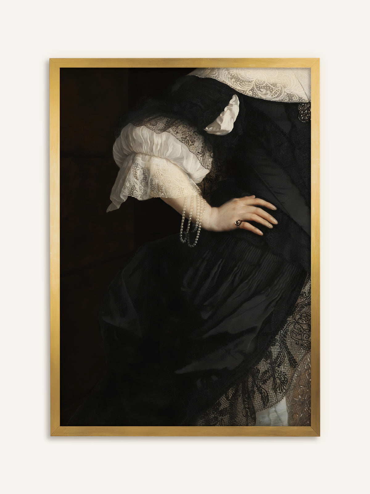 Eine Hand mit Perlenketten am Handgelenk und einem Ring ruht auf einem schwarzen Seidenkleid mit Spitzenschleier, darüber ein weißer Spitzenkragen und gebauschte weiße Ärmel. Im goldenen Rahmen leuchten die Perlen, und der Kunstdruck wirkt antik. #Rahmen_Gold