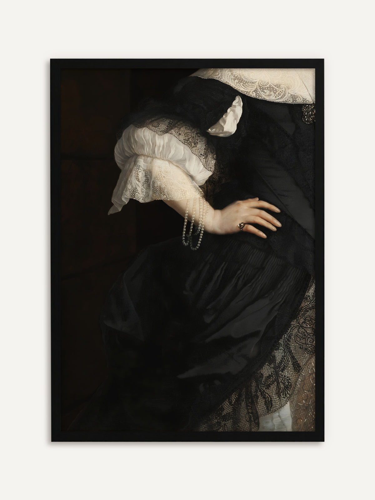 Eine Hand mit Perlenketten am Handgelenk und einem Ring ruht auf einem schwarzen Seidenkleid mit Spitzenschleier, darüber ein weißer Spitzenkragen und gebauschte weiße Ärmel. Mit schwarzem Rahmen wird das moody Wandbild streng und elegant. #Rahmen_Schwarz