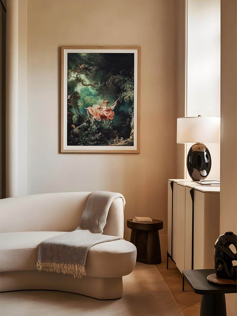 Der Rokoko-Kunstdruck ‚Die Schaukel‘ in stilvollem Wohnzimmer-Interieur. Die warme Beleuchtung betont die lebendige Farbpalette und die romantische Szene des historischen Kunstwerks.