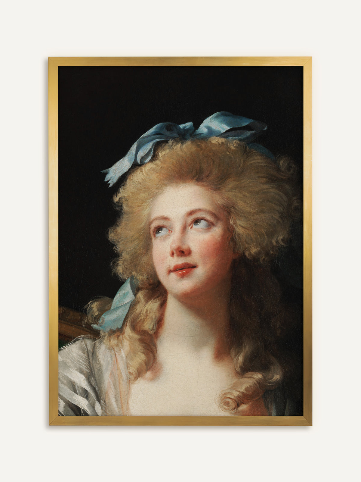 Poster, das eine junge Frau mit hochtoupiertem blondem Lockenhaar und hellblauer Seidenschleife zeigt, die vor tiefem Schwarz lächelnd nach oben blickt. Im goldenen Rahmen greift der Kunstdruck das goldene Haar auf und wirkt wie ein Gemälde aus Versailles. #Rahmen_Gold