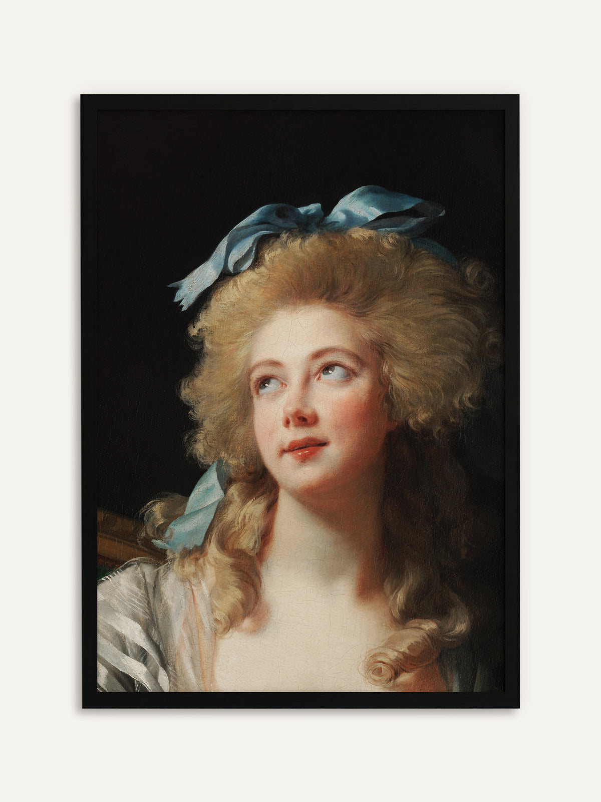 Gerahmtes Poster, das eine junge Frau mit hochtoupiertem blondem Lockenhaar und hellblauer Seidenschleife zeigt, die vor tiefem Schwarz lächelnd nach oben blickt. Mit schwarzem Rahmen wird das Vintage-Porträt zum klaren, eleganten Wandbild. #Rahmen_Schwarz