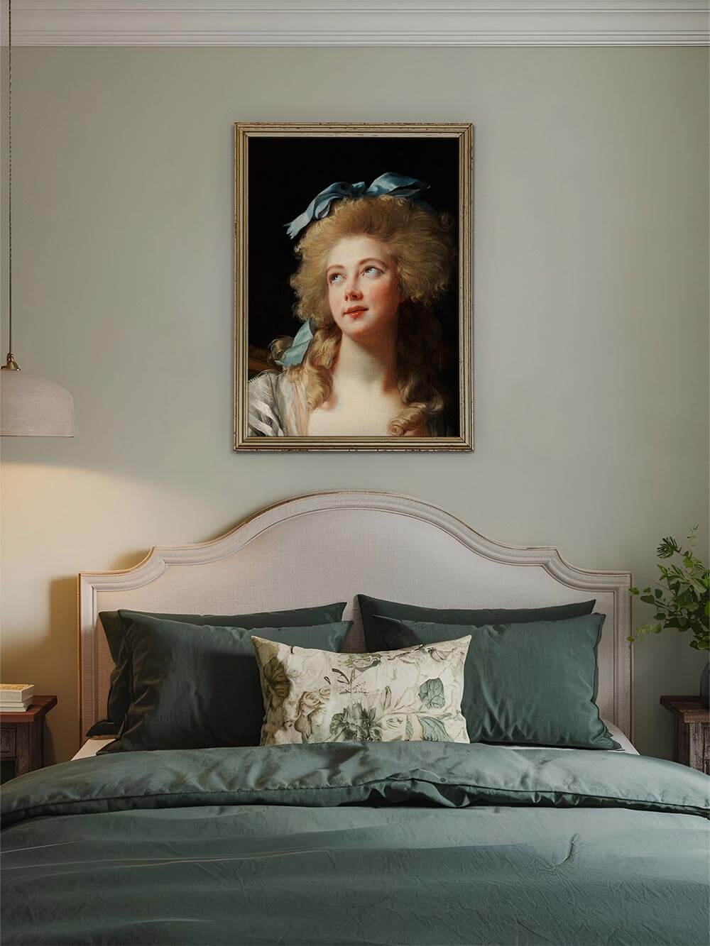 Rokoko-Porträt im Schlafzimmer über einem klassischen Bett – Kunstvoll gerahmtes Rokoko-Gemälde einer Dame mit nostalgischem Ausdruck, elegant in ein stilvolles Schlafzimmer integriert.
