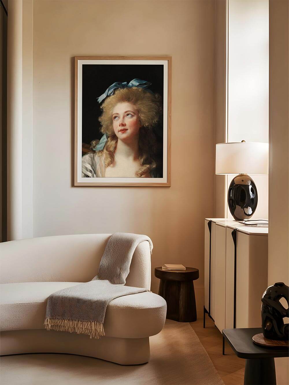Rokoko-Gemälde in einem warmen, modernen Wohnzimmer – Eleganter Kunstdruck im Holzrahmen, harmonisch kombiniert mit neutralen Möbeln für ein luxuriöses Wohnambiente.