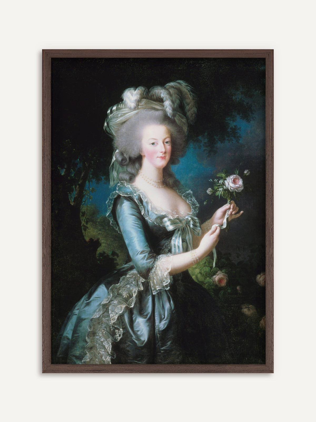 Wandbild, das Marie Antoinette zeigt, die in hellblauem Seidenkleid mit Spitze, Perlenkette und gefederter Haube vor einem dunklen Garten eine rosa Rose hält. Der Rahmen aus dunklem Holz unterstreicht die moody Stimmung dieses gerahmten Posters. #Rahmen_Dunkles Holz