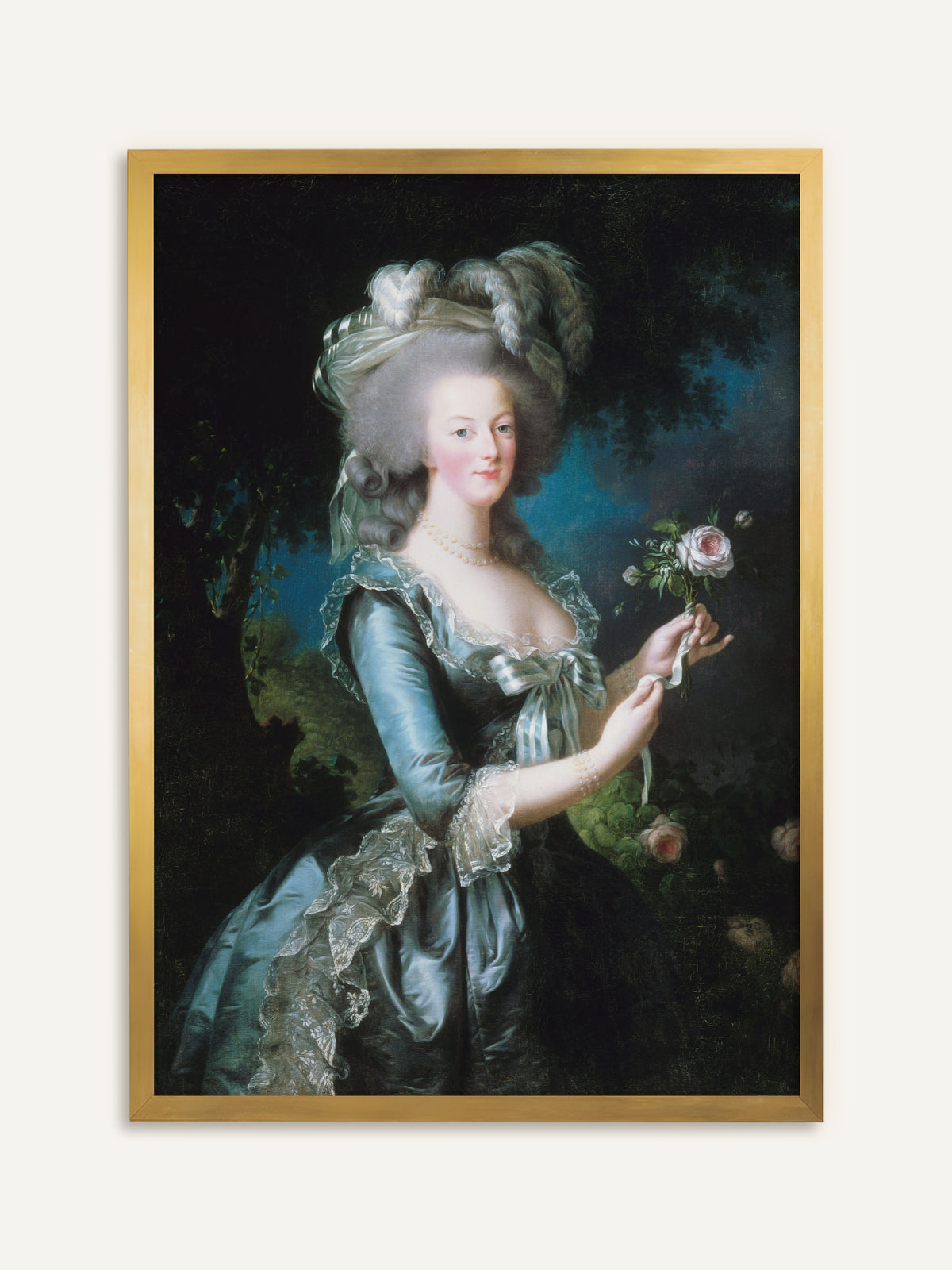 Poster, das Marie Antoinette zeigt, die in hellblauem Seidenkleid mit Spitze, Perlenkette und gefederter Haube vor einem dunklen Garten eine rosa Rose hält. Im goldenen Rahmen wirkt der Kunstdruck wie ein höfisches Gemälde aus Versailles. #Rahmen_Gold