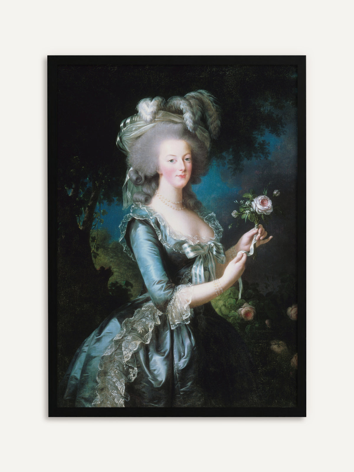 Gerahmtes Poster, das Marie Antoinette zeigt, die in hellblauem Seidenkleid mit Spitze, Perlenkette und gefederter Haube vor einem dunklen Garten eine rosa Rose hält. Mit schwarzem Rahmen wird das Porträt von Marie Antoinette zum eleganten Wandbild. #Rahmen_Schwarz