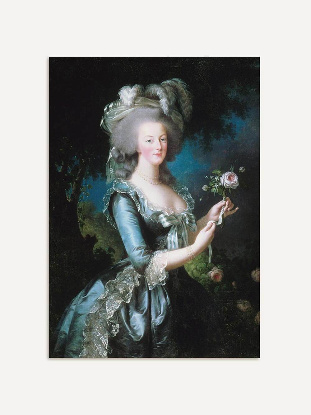Historisches Rokoko-Porträt von Marie Antoinette mit hellblauem Kleid, Spitzenbesatz und Rose in der Hand, vor dunklem Waldfond auf hellem Produkt-Hintergrund.