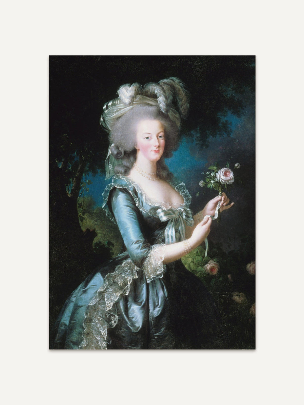 Historisches Rokoko-Porträt von Marie Antoinette mit hellblauem Kleid, Spitzenbesatz und Rose in der Hand, vor dunklem Waldfond. #Rahmen_Ohne Rahmen