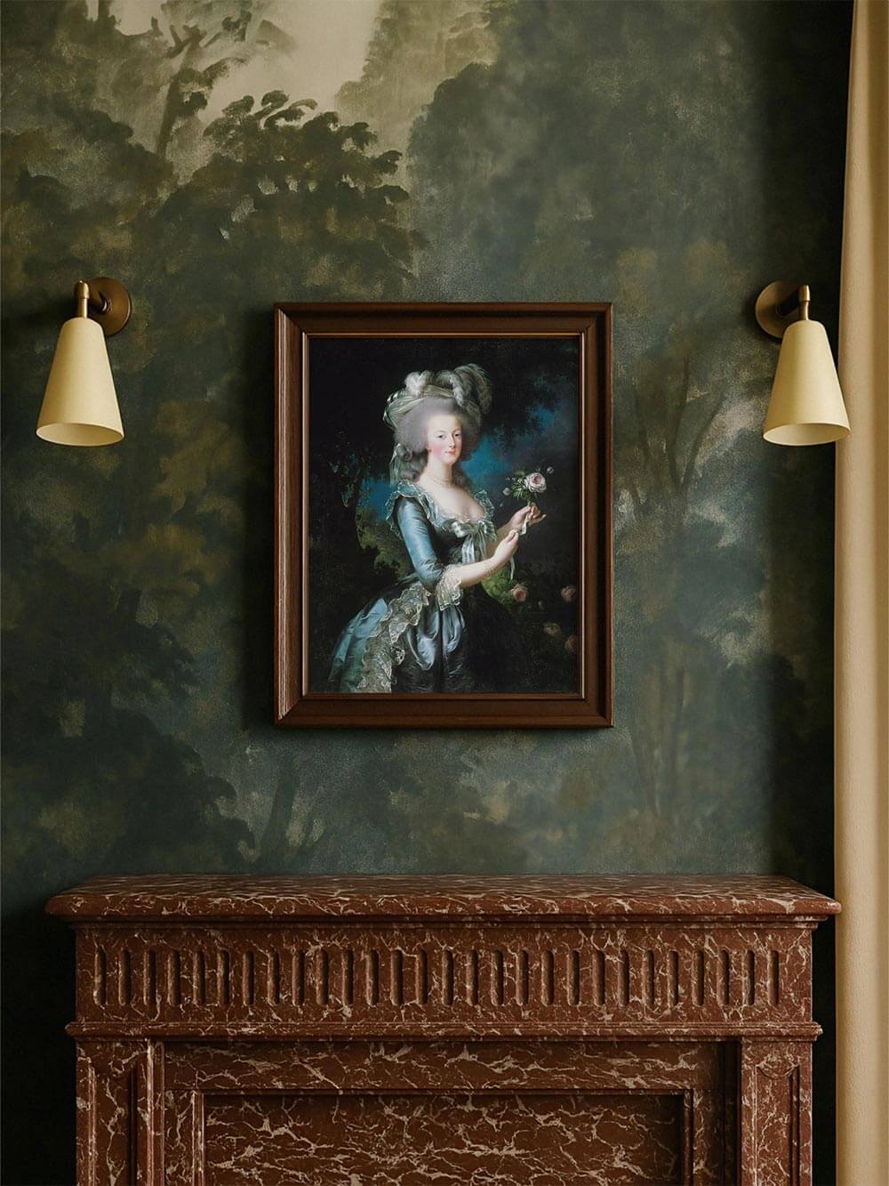 Gerahmter Kunstdruck mit einem Rokoko-Porträt von Marie Antoinette in einem eleganten blauen Seidenkleid, mit gepuderter Hochsteckfrisur und einer Rose in der Hand. Das historische Wandbild hängt in einem dunkelbraunen Holzrahmen über einem antiken Marmorkamin vor einer moosgrünen Wand.