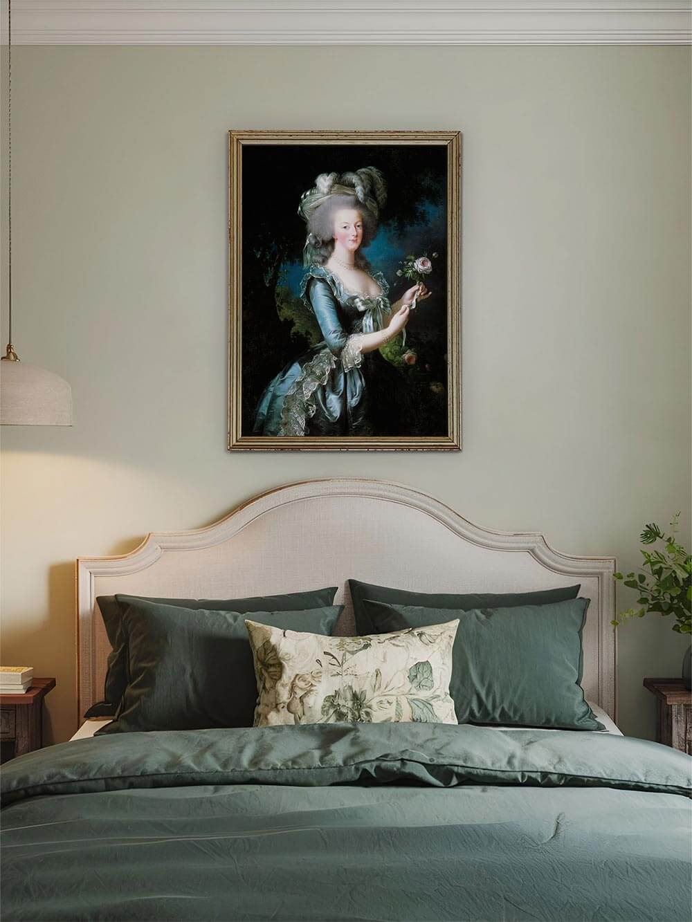Barockes Frauenporträt über einem modernen Bett mit grünem Kopfteil – die harmonische Verbindung aus klassischer Kunst und zeitgenössischem Schlafzimmer-Design.